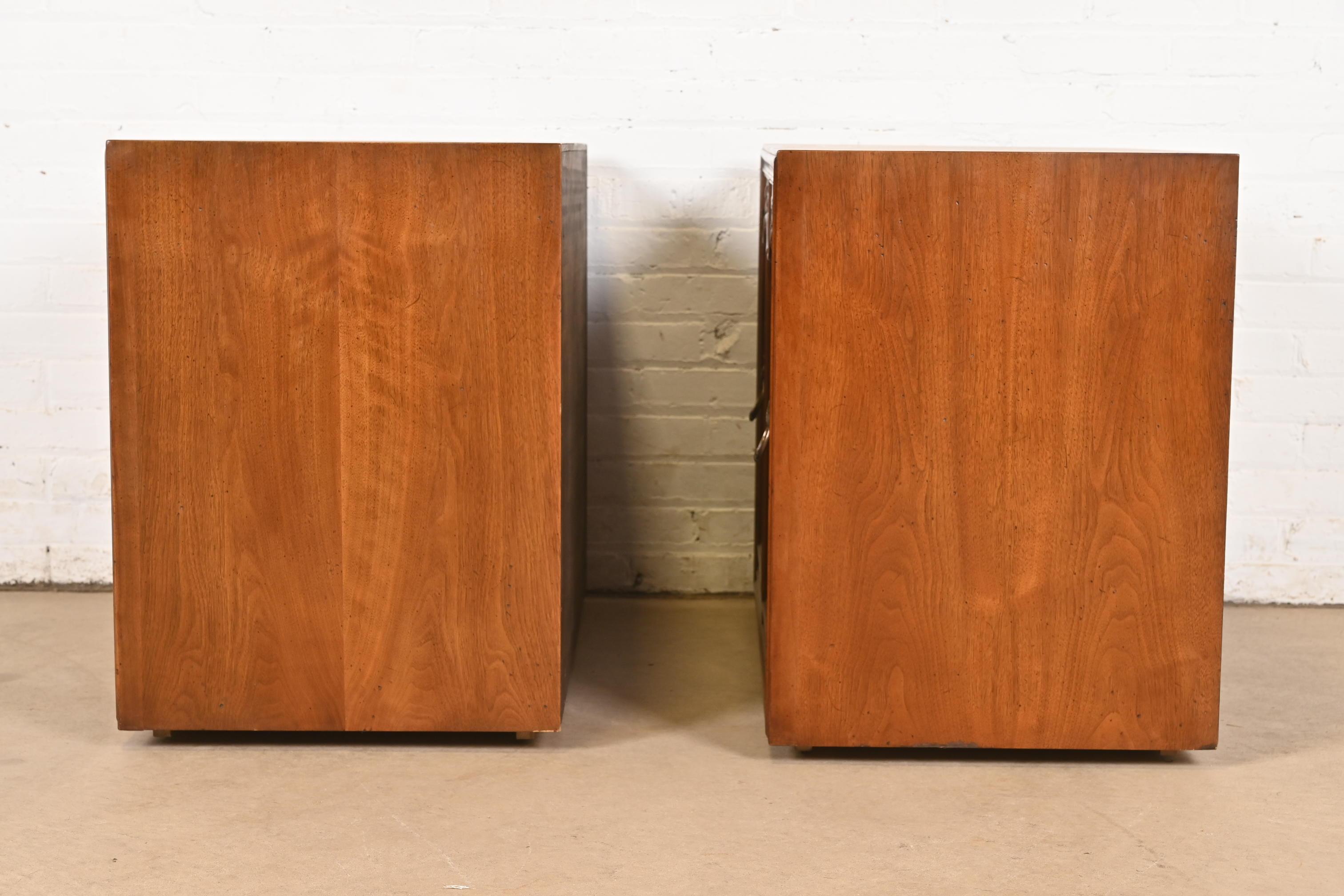 Henredon Buffet o mueble bar provincial francés Luis XV de nogal tallado en venta 4