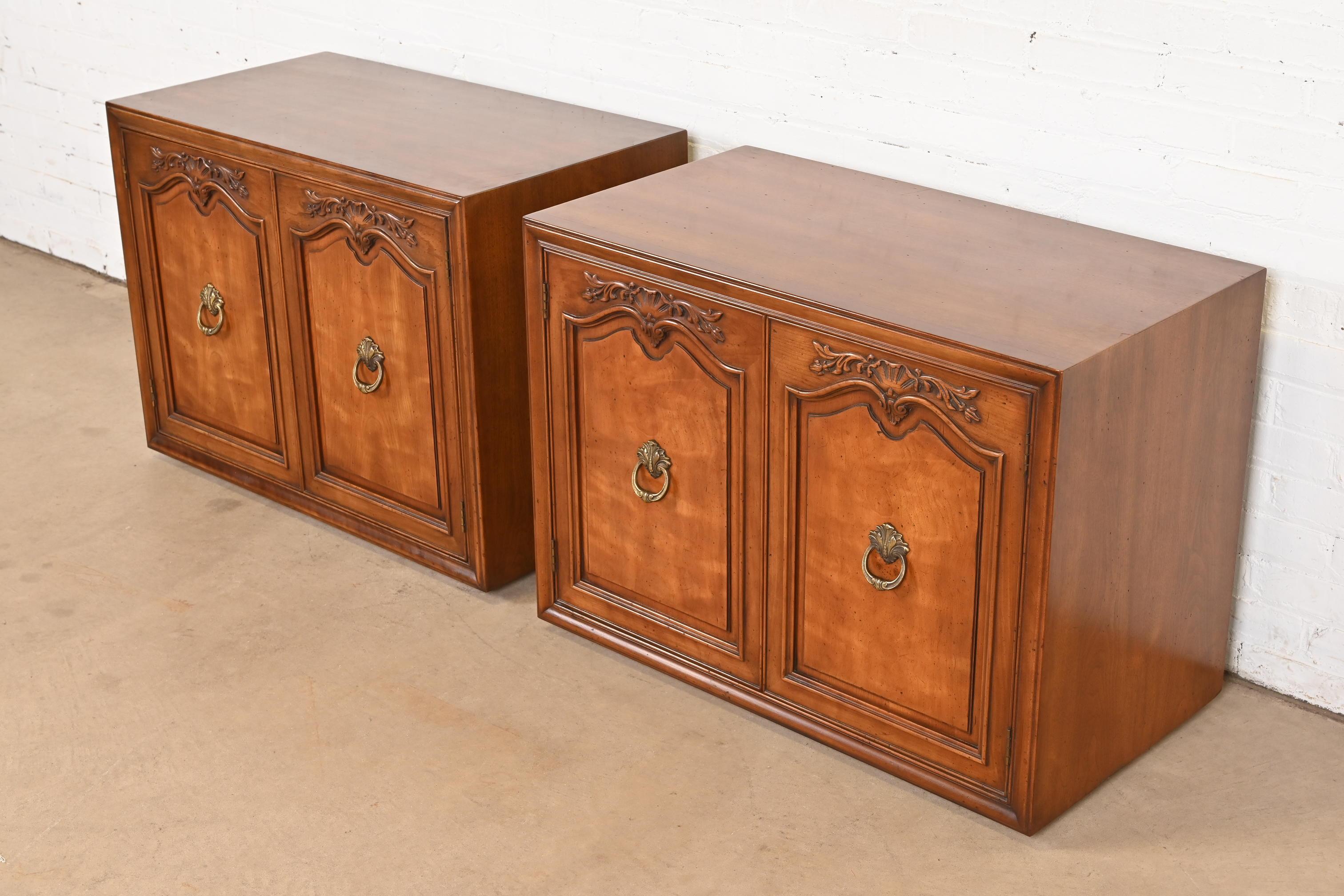 Un precioso par de aparadores estilo Luis XV provincial francés, servidores de buffet, armarios de bar o credenzas compactas

Por Henredon

EE.UU., alrededor de 1960

Nogal tallado, con herrajes originales de latón. Cajones con inserciones de
