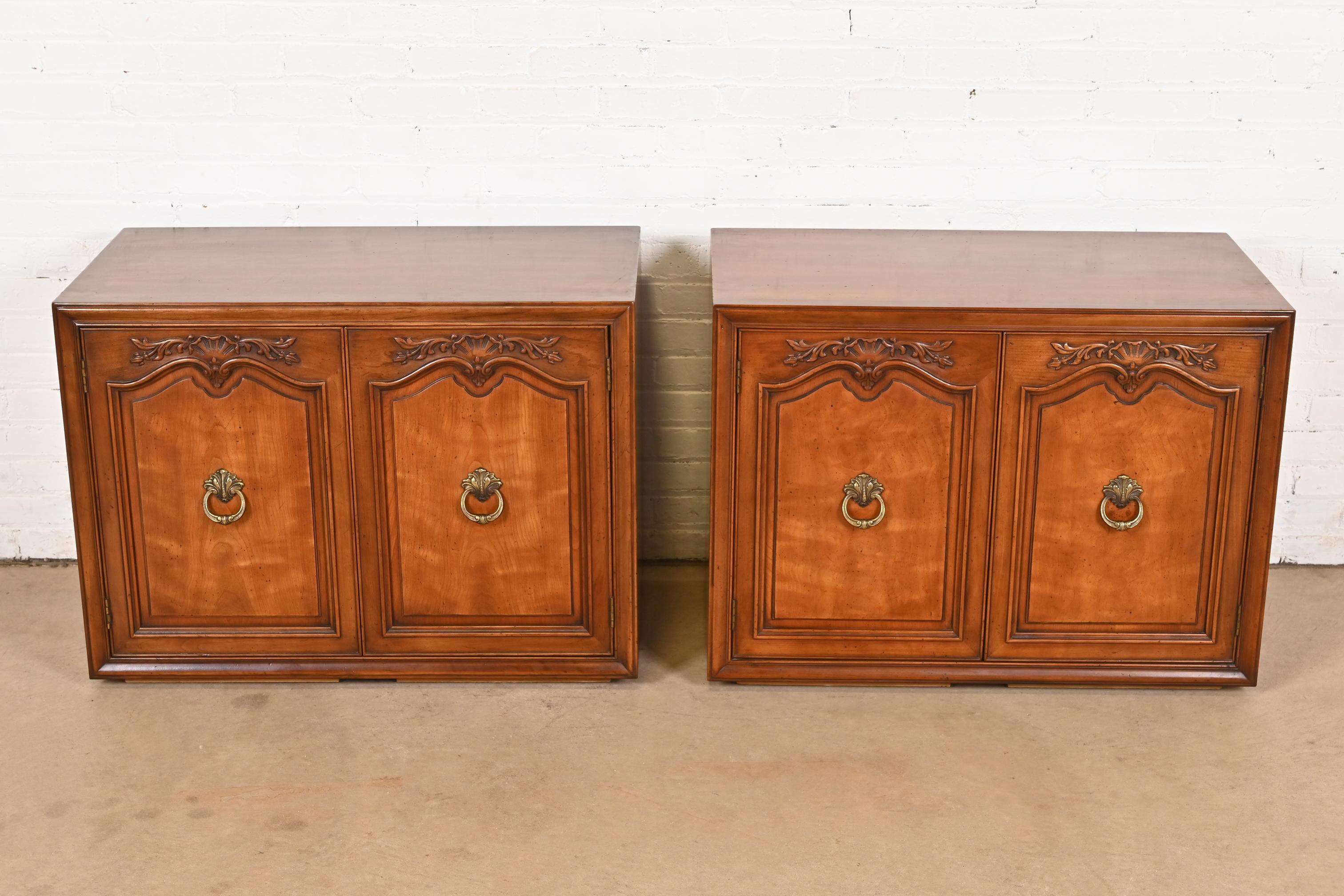 Henredon Buffet o mueble bar provincial francés Luis XV de nogal tallado Provincial francés en venta
