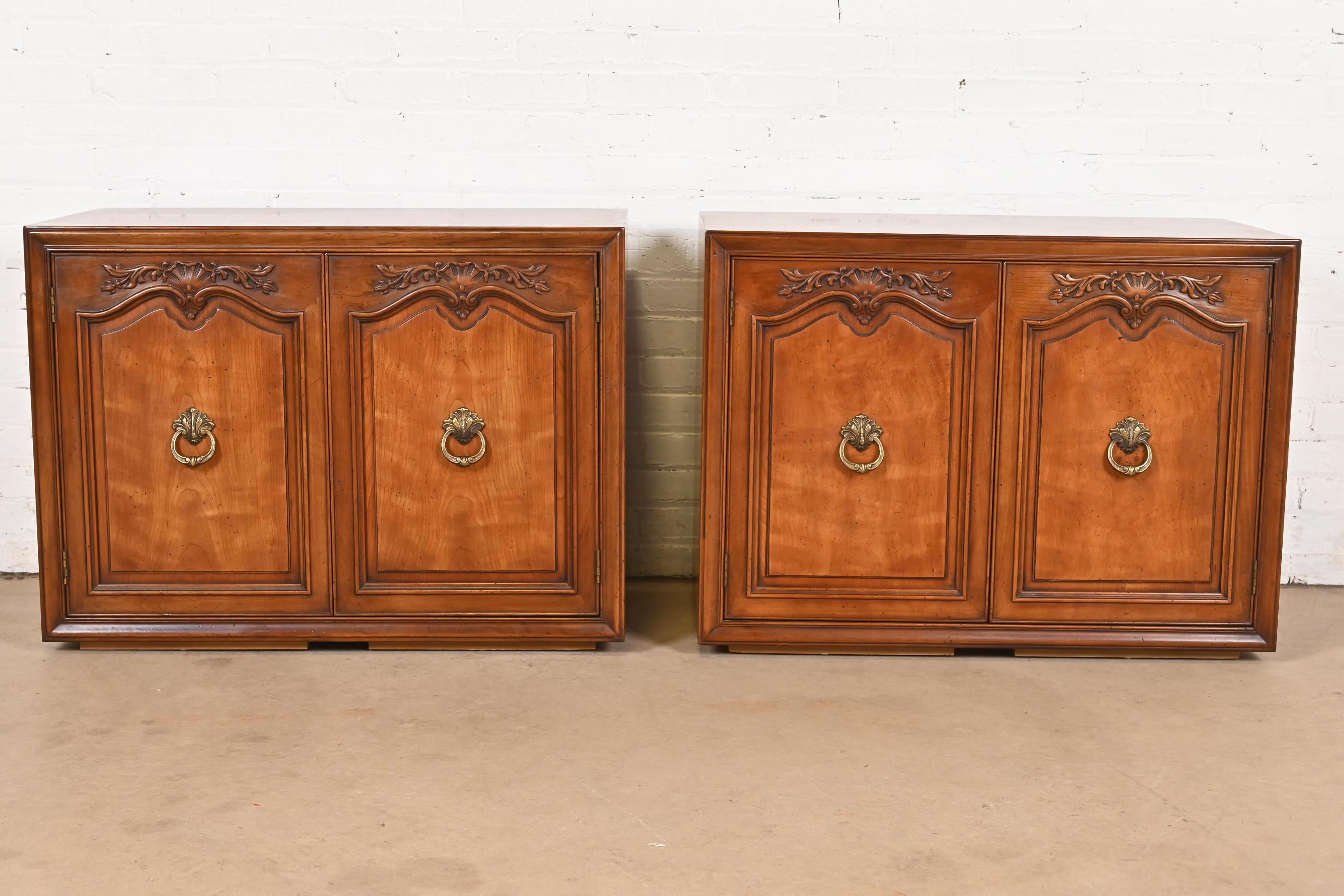 Henredon Buffet o mueble bar provincial francés Luis XV de nogal tallado Estadounidense en venta
