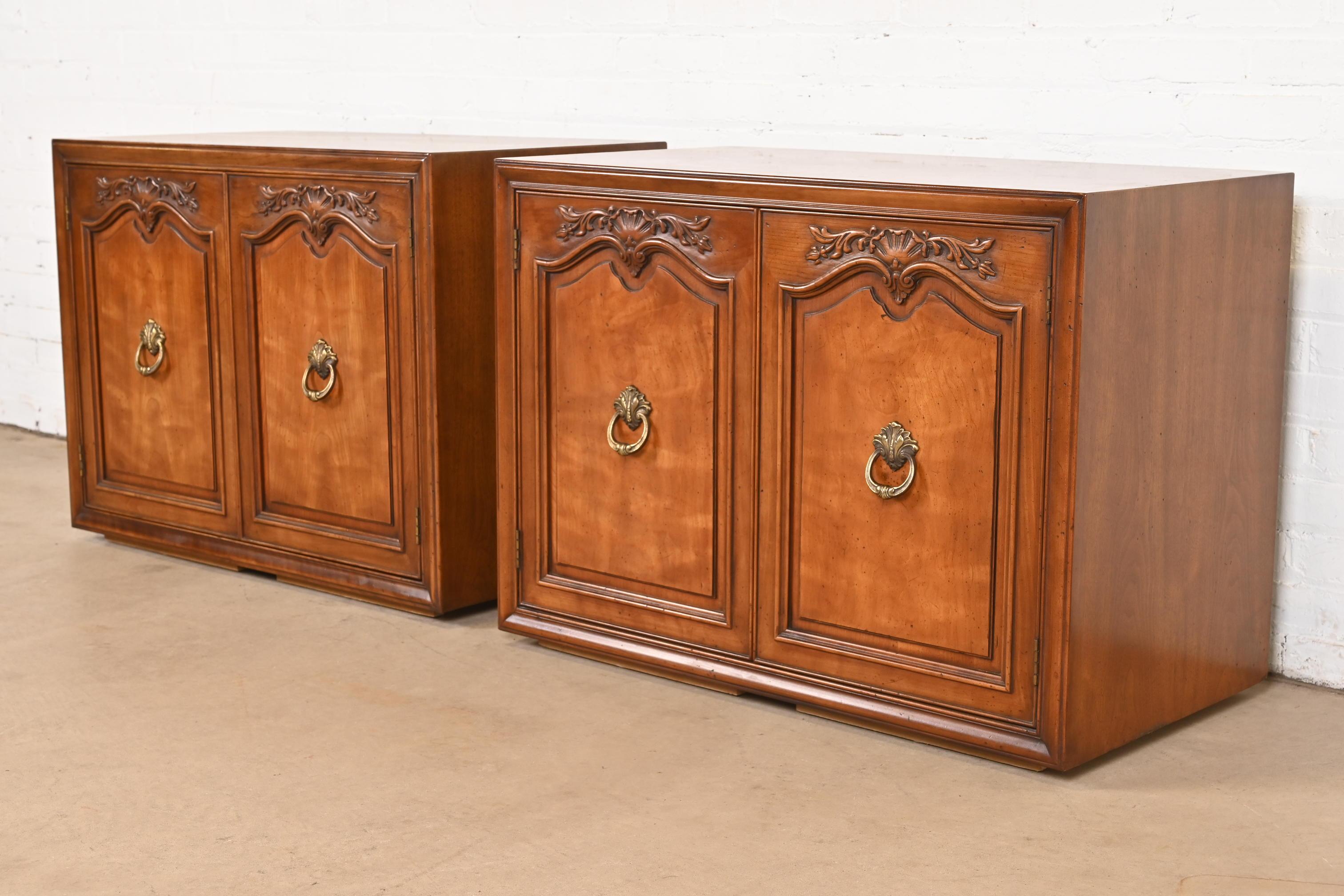 Henredon Buffet o mueble bar provincial francés Luis XV de nogal tallado en Bueno estado para la venta en South Bend, IN