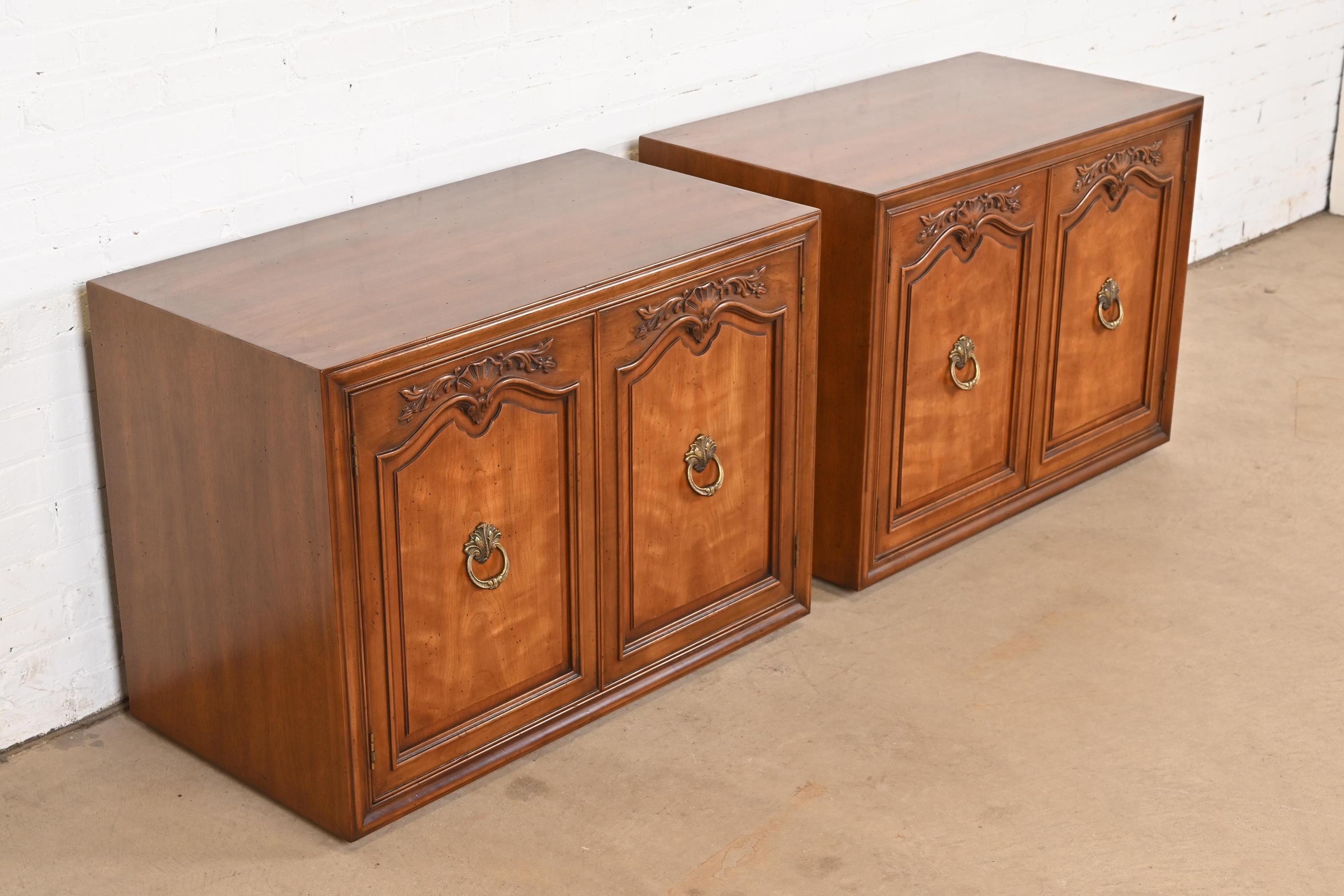Henredon Buffet o mueble bar provincial francés Luis XV de nogal tallado mediados del siglo XX en venta