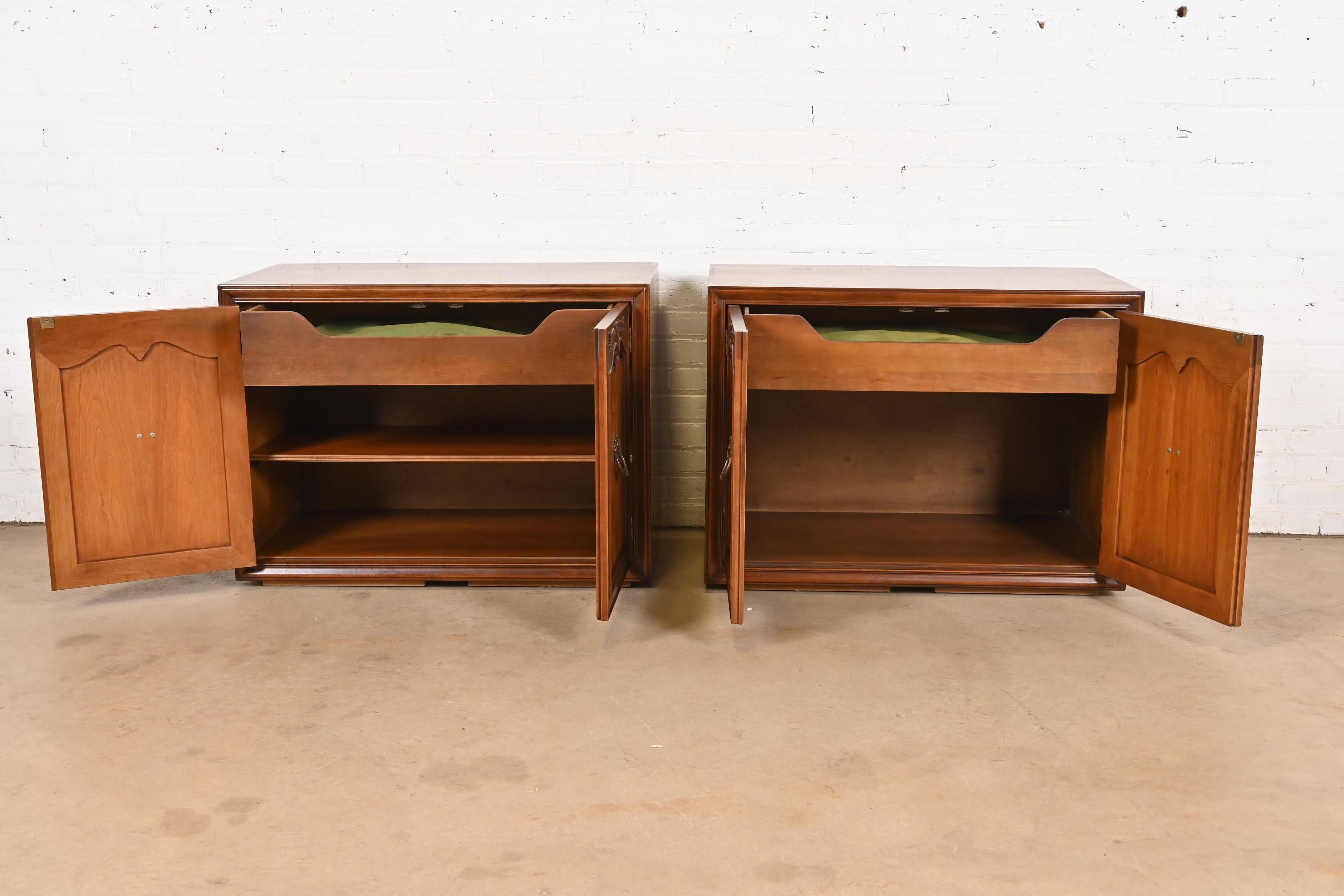 Henredon Buffet o mueble bar provincial francés Luis XV de nogal tallado Latón en venta