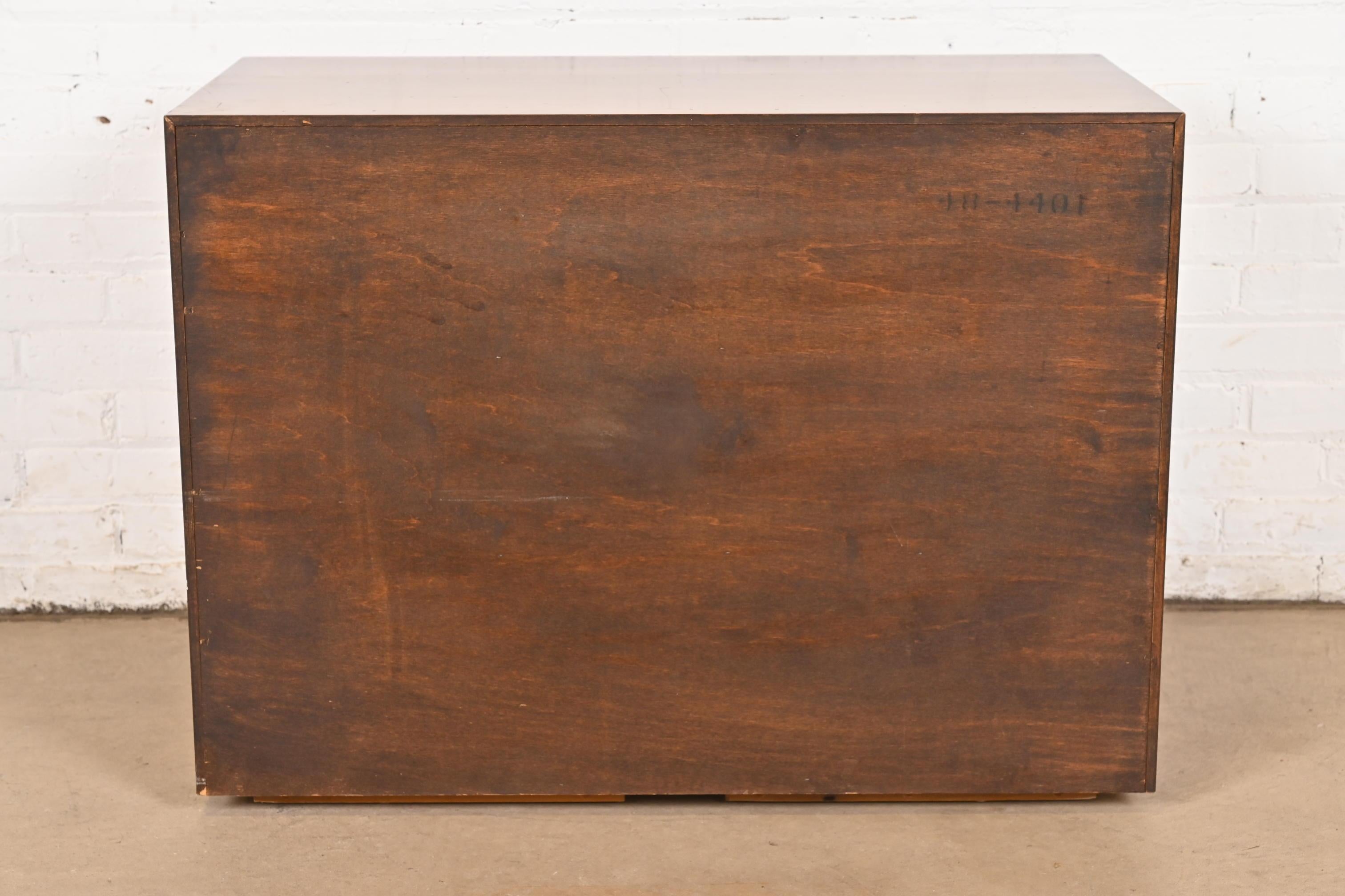 Henredon French Provincial Louis XV Carved Walnut Chest of Drawers, Circa 1960s For Sale 6