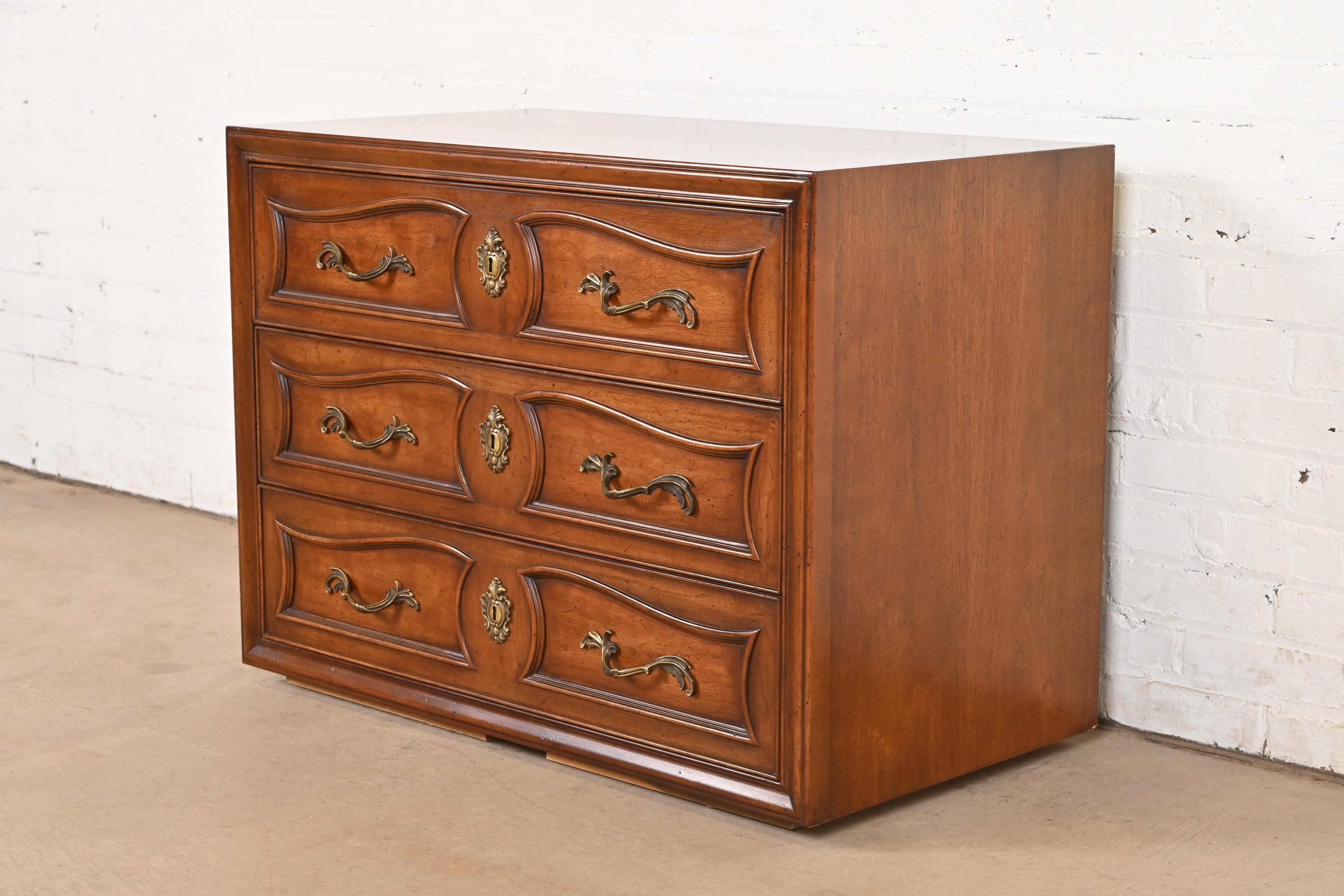 A gorgeous French Provincial Louis XV style dresser, chest of drawers, or bedside chest

By Henredon

USA, Circa 1960s

Measures: 35