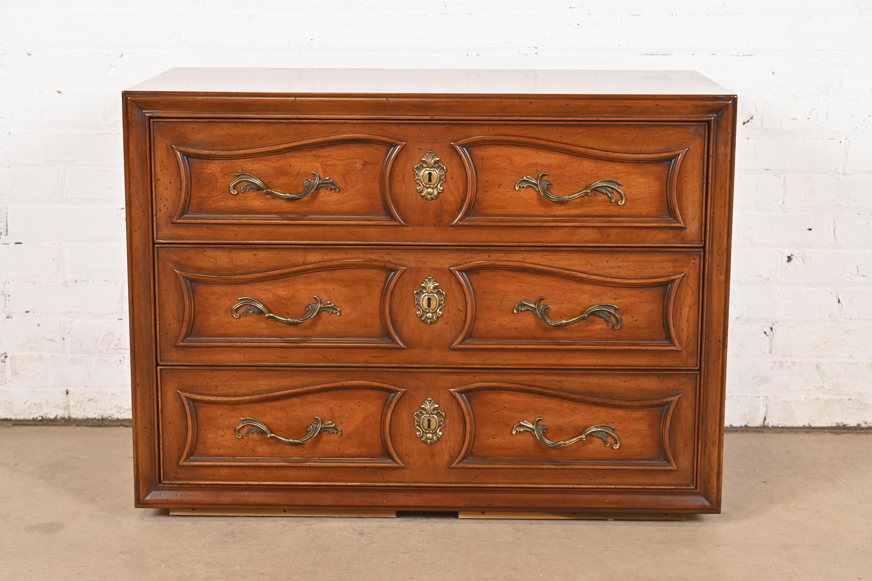 Henredon French Provincial Louis XV Carved Walnut Chest of Drawers, Circa 1960s In Good Condition For Sale In South Bend, IN