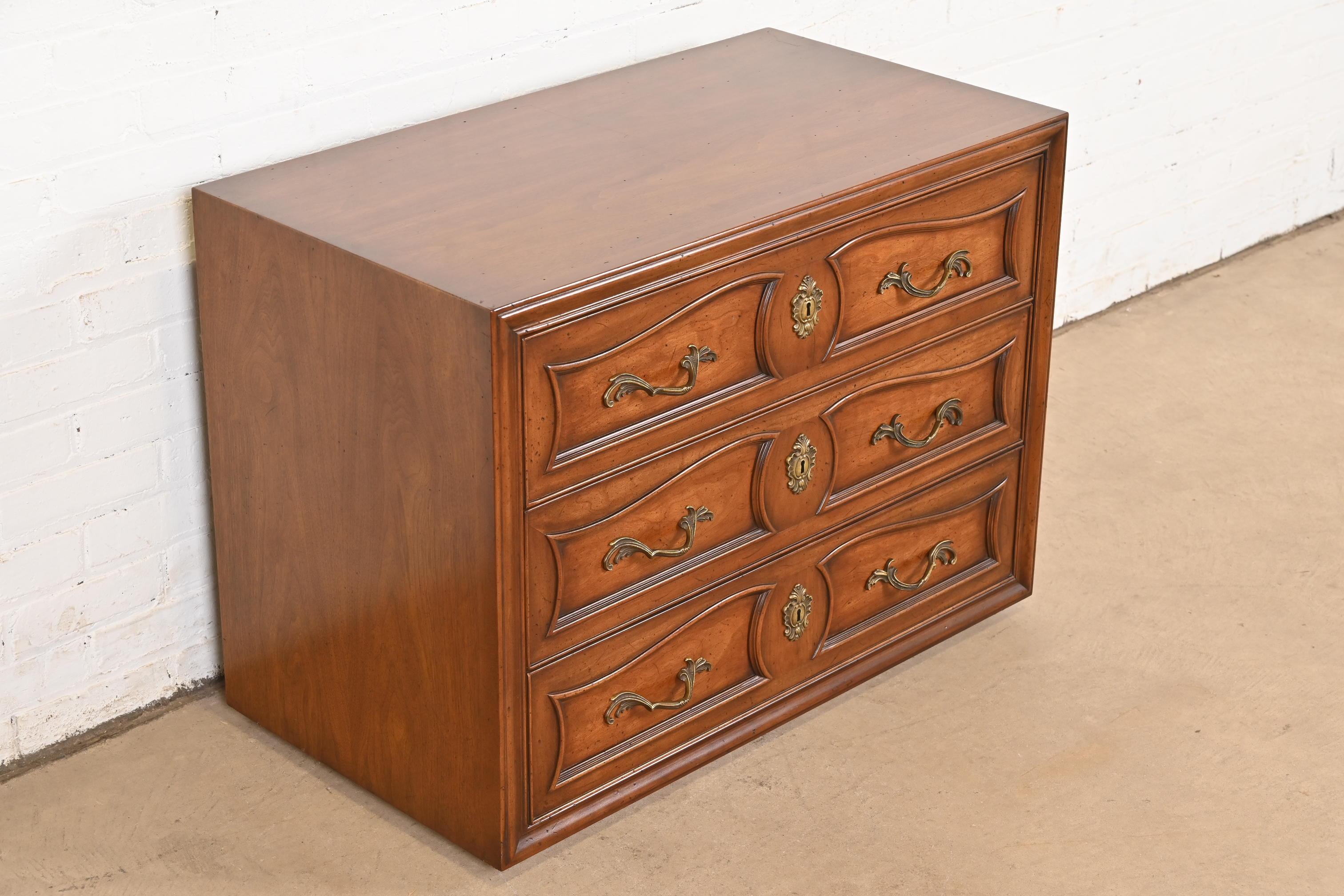 Mid-20th Century Henredon French Provincial Louis XV Carved Walnut Chest of Drawers, Circa 1960s For Sale