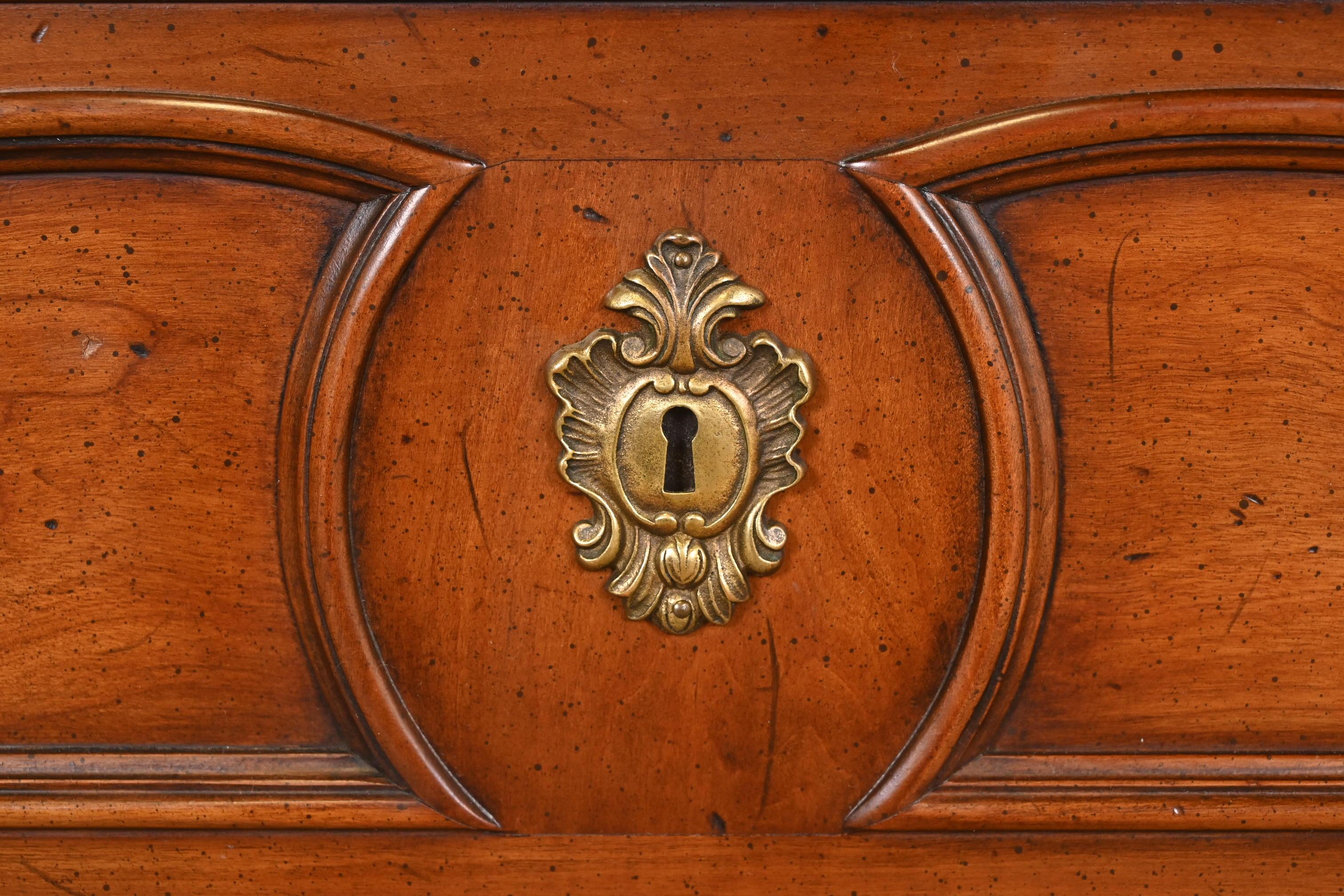 Henredon French Provincial Louis XV Carved Walnut Chest of Drawers, Circa 1960s For Sale 2