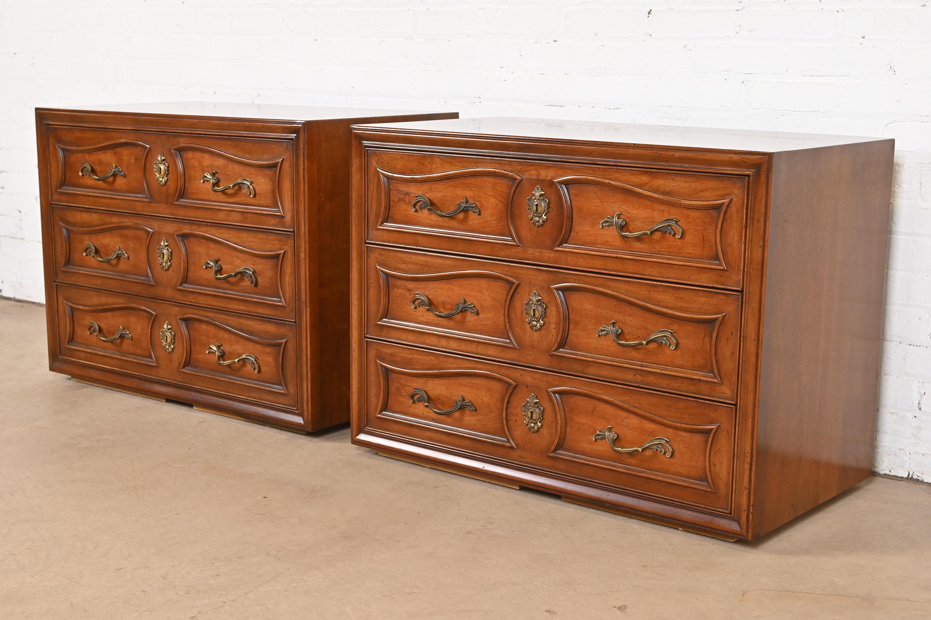 Un precioso par de cómodas, cajoneras o mesillas de noche estilo Luis XV provincial francés

Por Henredon

EE.UU., alrededor de 1960

Cada una mide 35