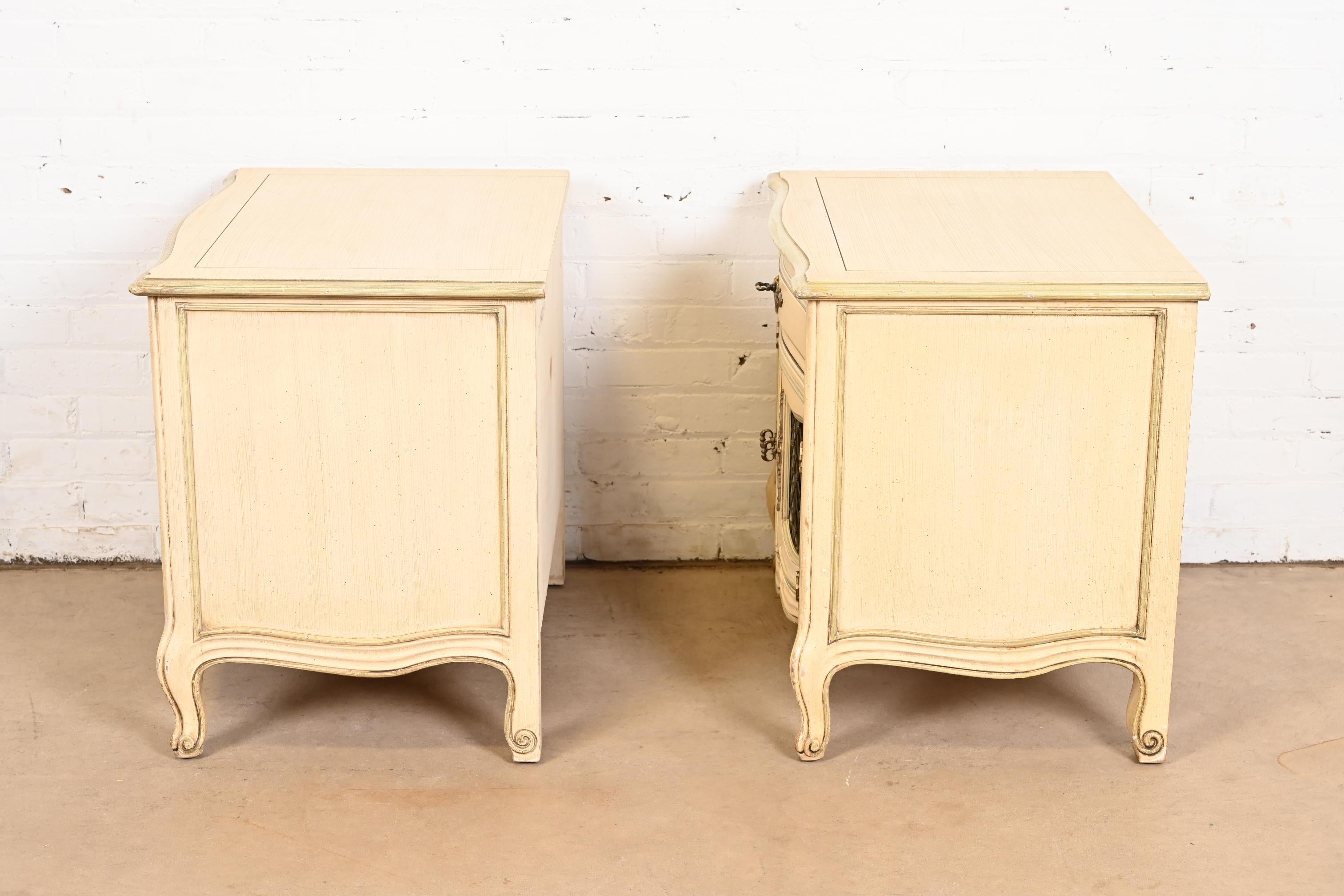 Henredon French Provincial Louis XV Cream and Light Green Lacquered Nightstands For Sale 5