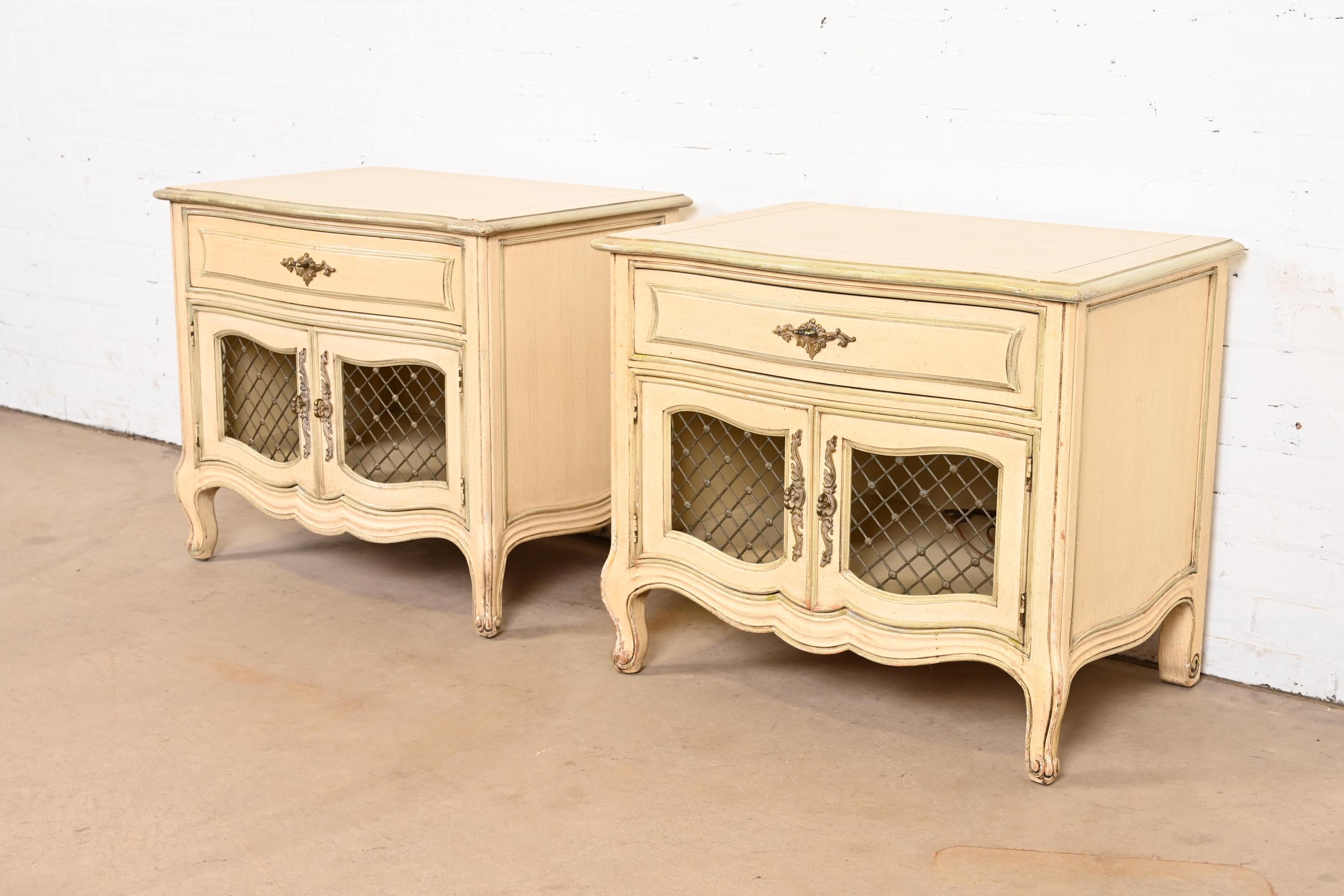 Henredon French Provincial Louis XV Cream and Light Green Lacquered Nightstands In Good Condition For Sale In South Bend, IN