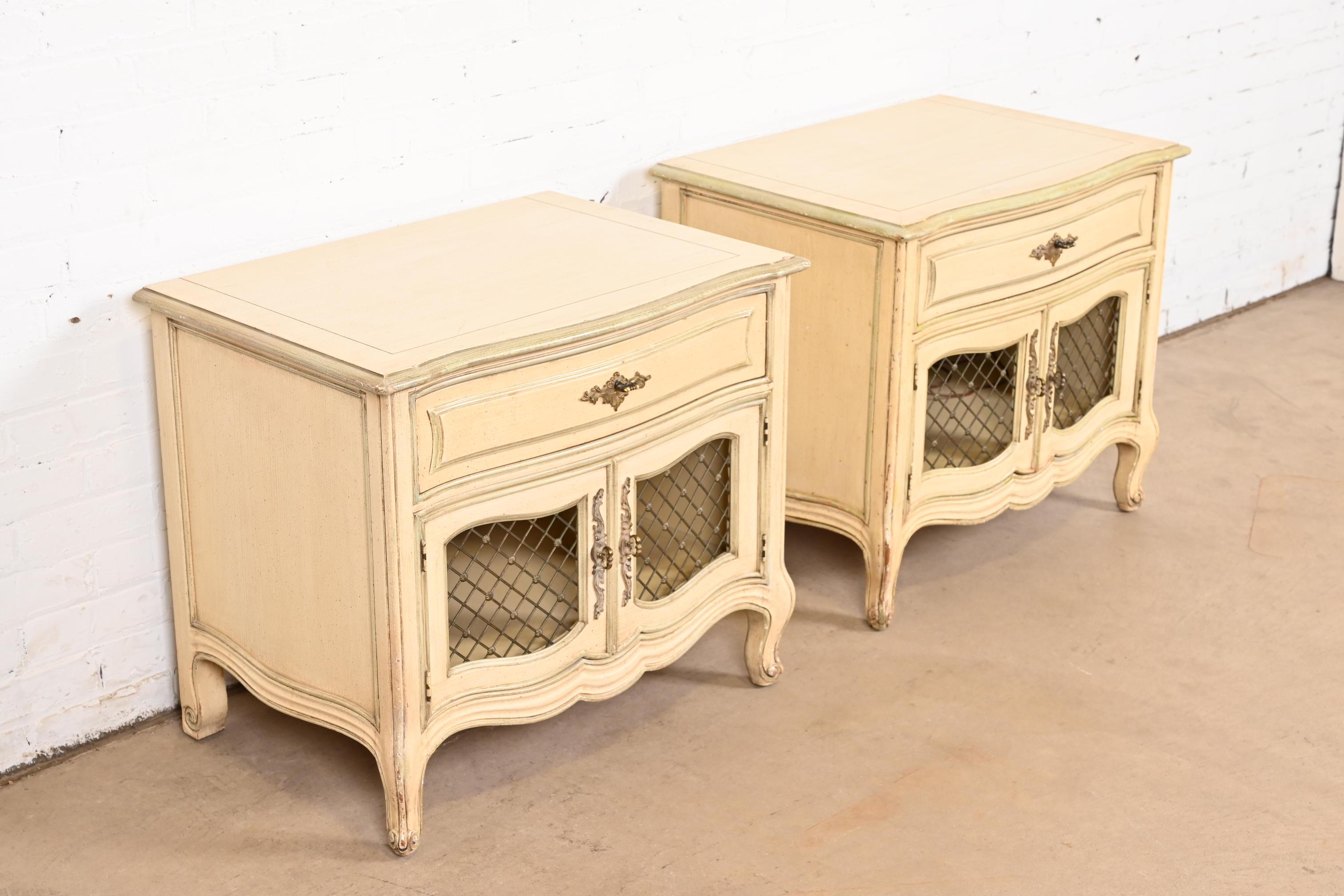 Mid-20th Century Henredon French Provincial Louis XV Cream and Light Green Lacquered Nightstands For Sale