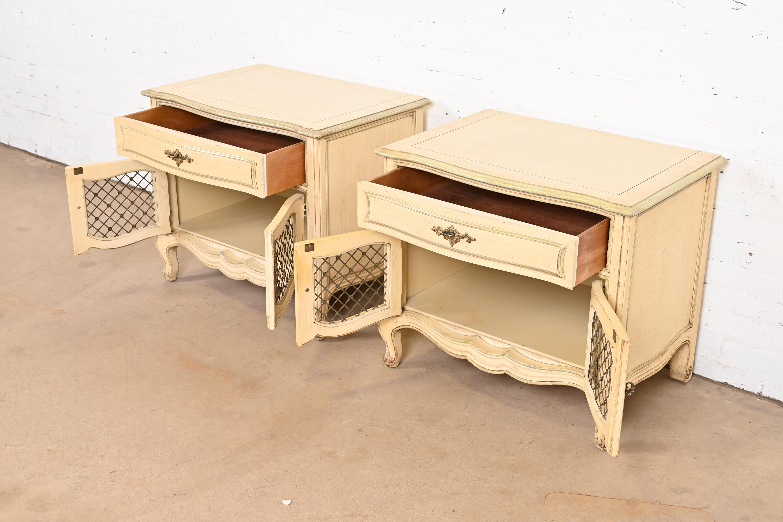 Henredon French Provincial Louis XV Cream and Light Green Lacquered Nightstands For Sale 1