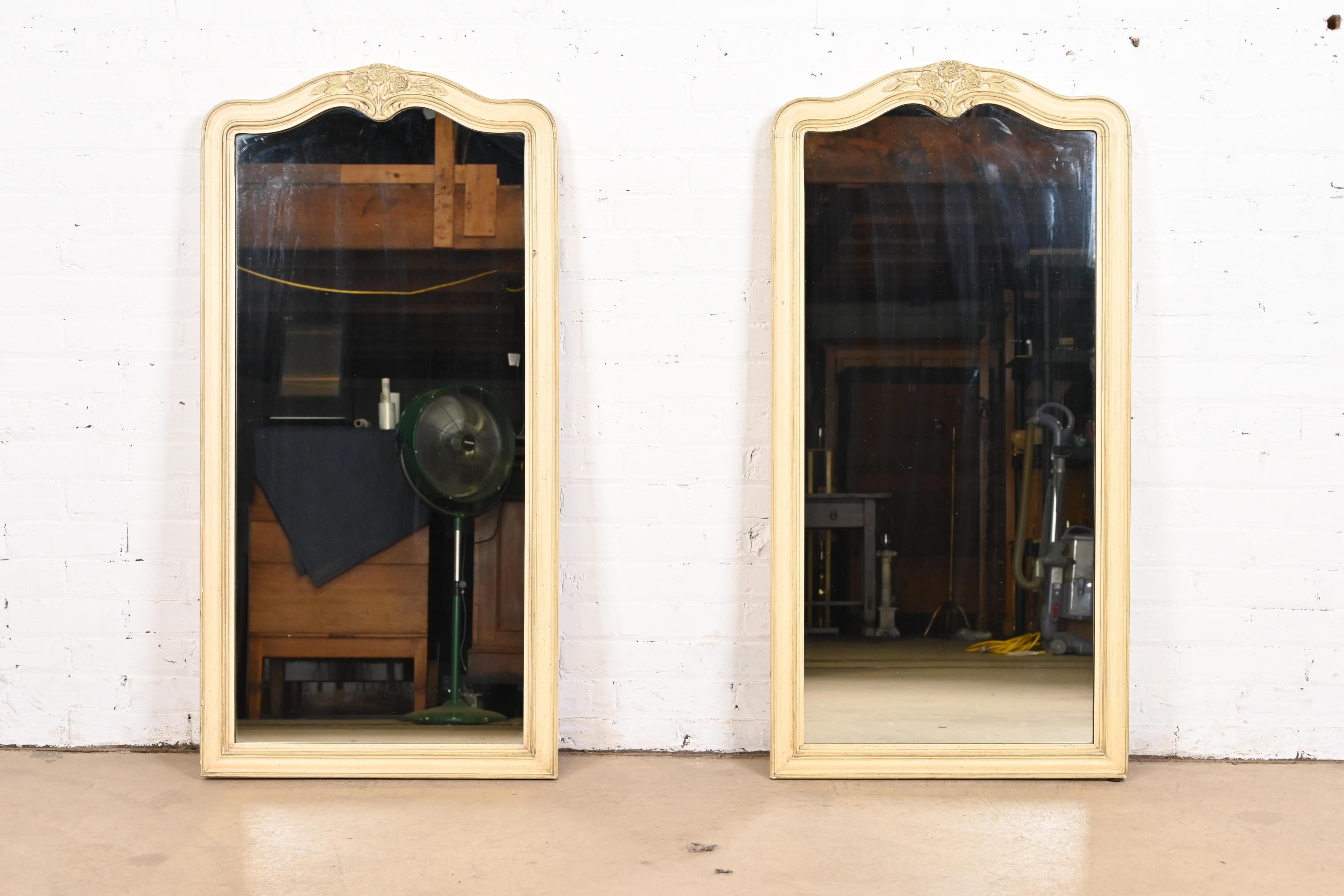 Paire de grands miroirs muraux de style provincial français Louis XV

Par Henredon

USA, Circa 1960

Noyer sculpté laqué crème, avec garniture vert olive.

Dimensions : 23,13 