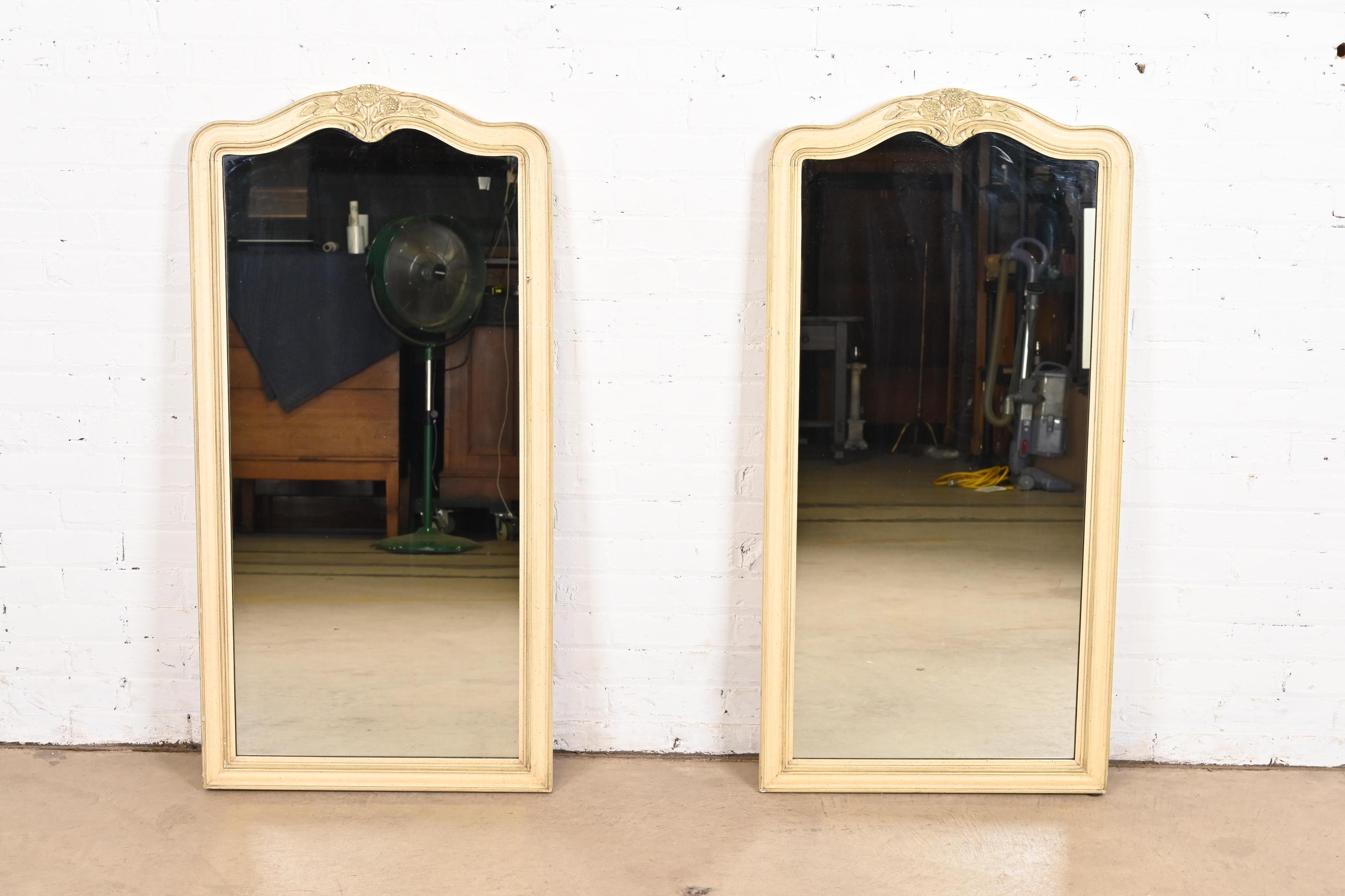Provincial français Miroirs muraux provincial français Louis XV laqués crème et vert clair Henredon en vente