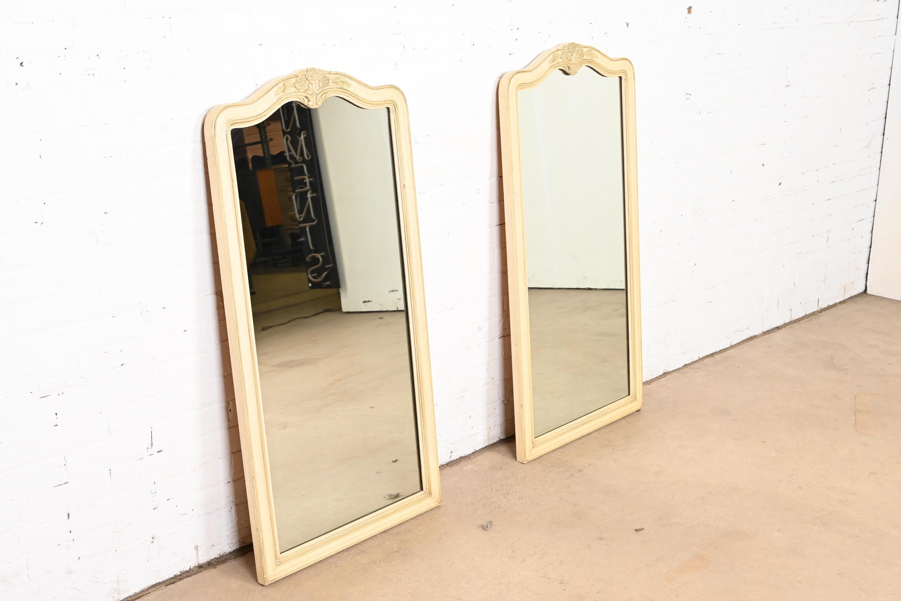 Américain Miroirs muraux provincial français Louis XV laqués crème et vert clair Henredon en vente