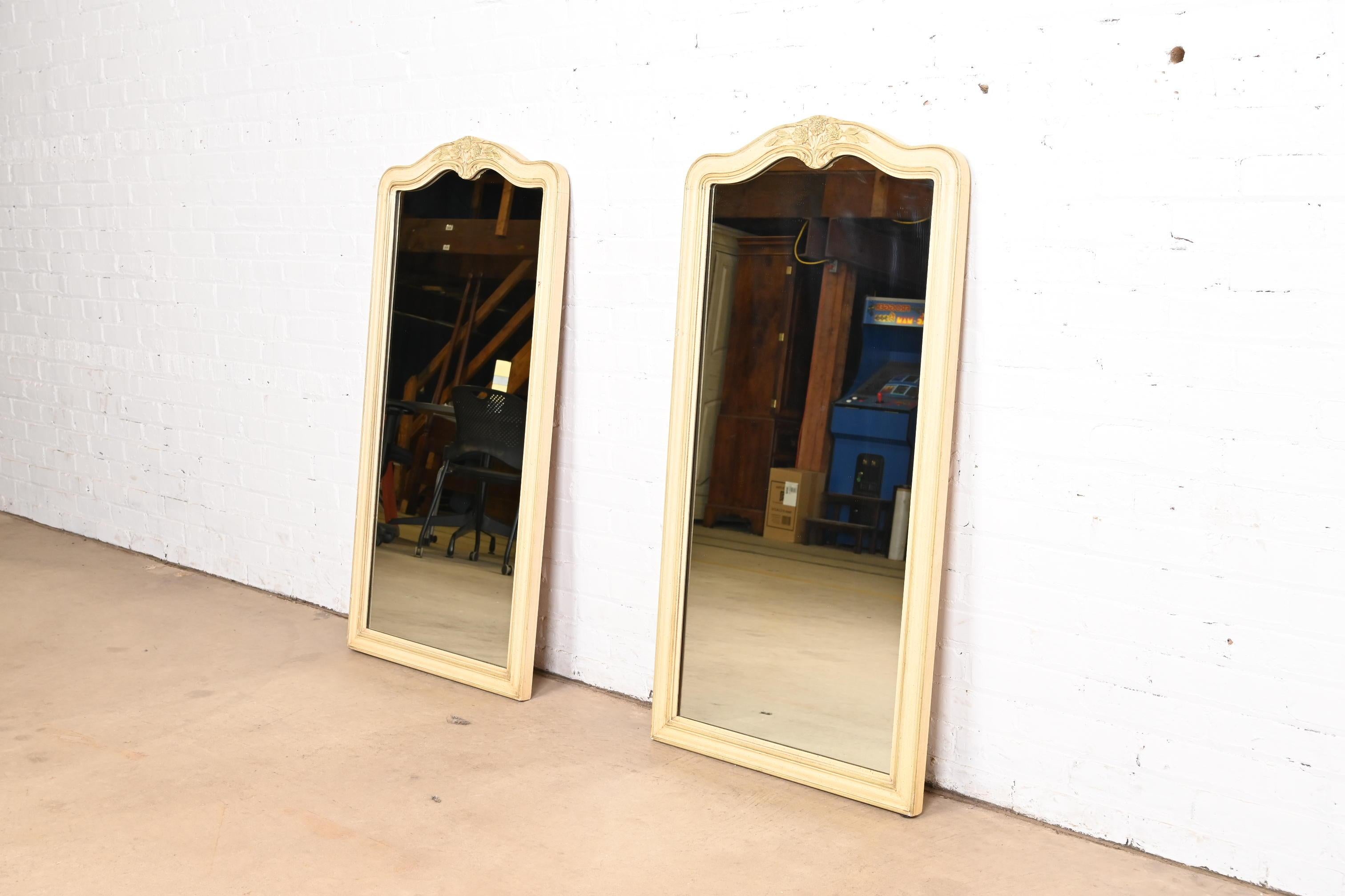 Miroirs muraux provincial français Louis XV laqués crème et vert clair Henredon Bon état - En vente à South Bend, IN