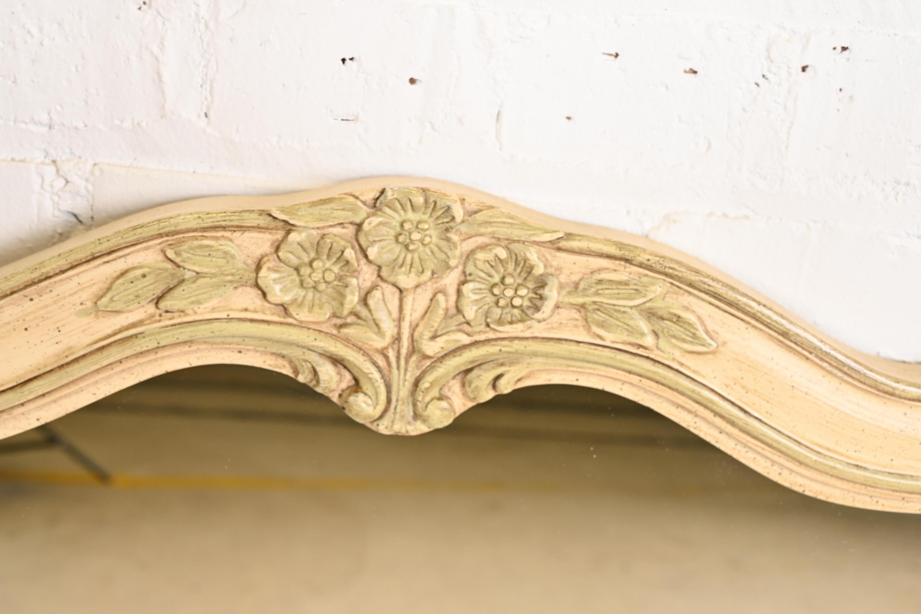 Milieu du XXe siècle Miroirs muraux provincial français Louis XV laqués crème et vert clair Henredon en vente
