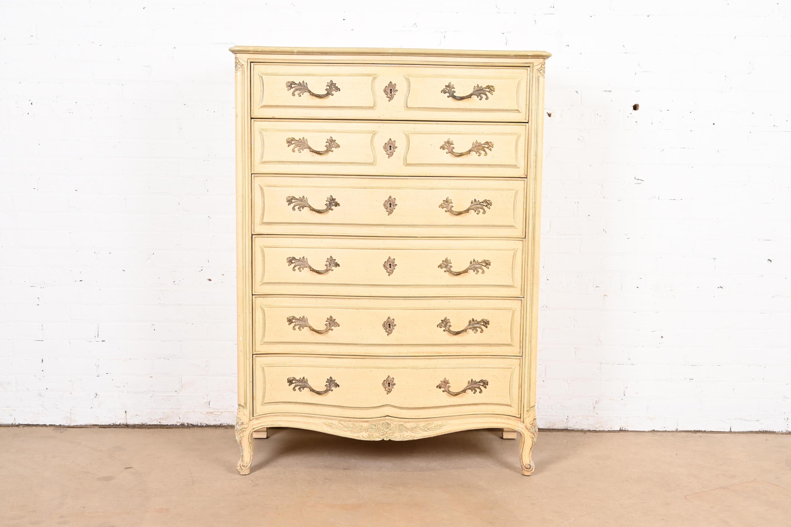 A gorgeous French Provincial Louis XV style highboy dresser 

By Henredon

USA, Circa 1960s

Carved cream lacquered walnut, with olive green trim, and original brass hardware.

Measures: 40