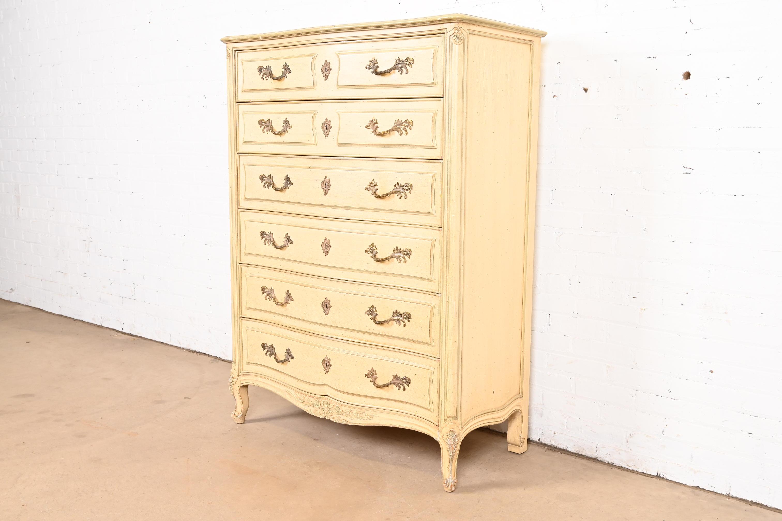Henredon French Provincial Louis XV Cream Lacquered Highboy Dresser, Circa 1960s In Good Condition For Sale In South Bend, IN