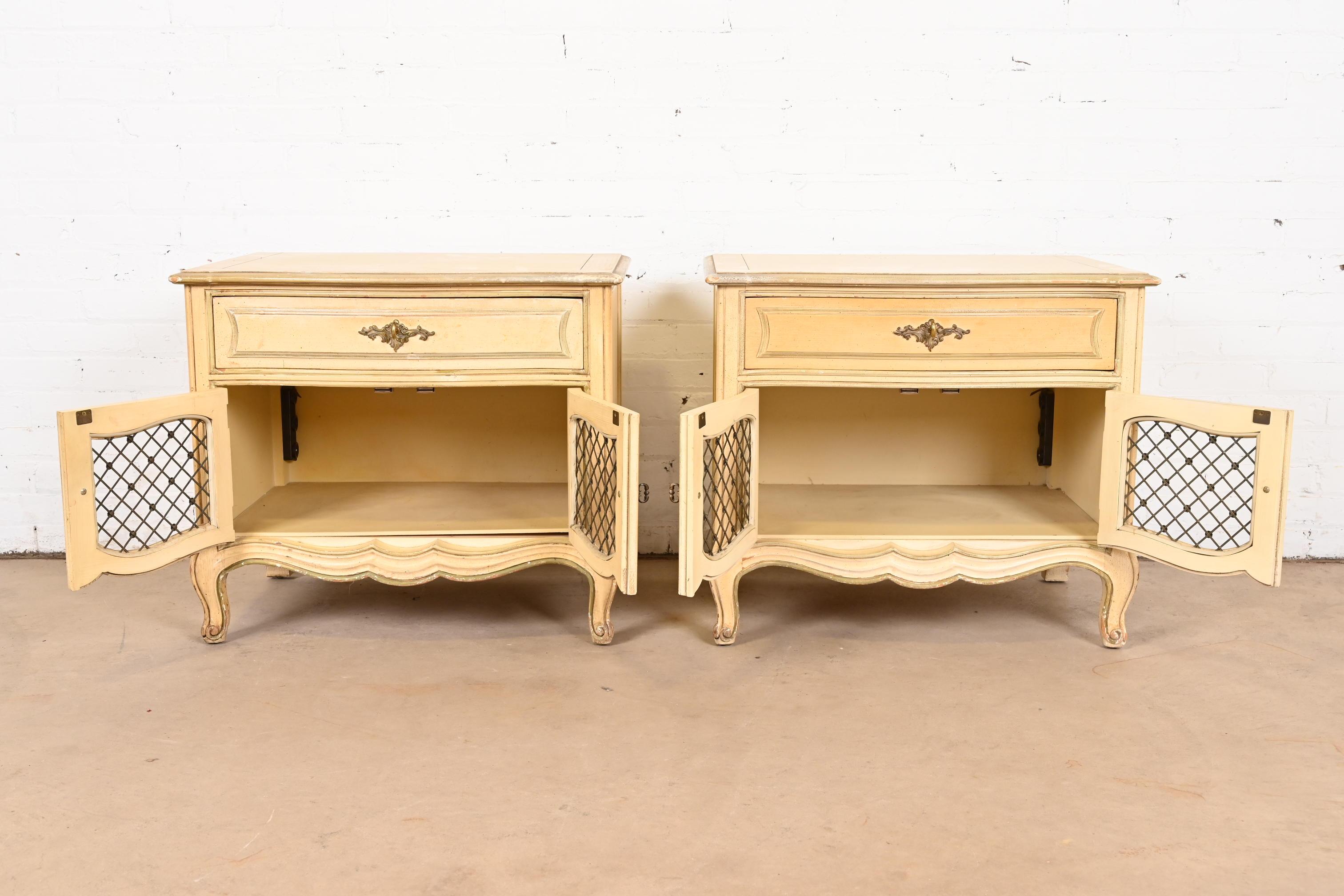 Henredon French Provincial Louis XV Cream Lacquered Nightstands, Pair For Sale 5