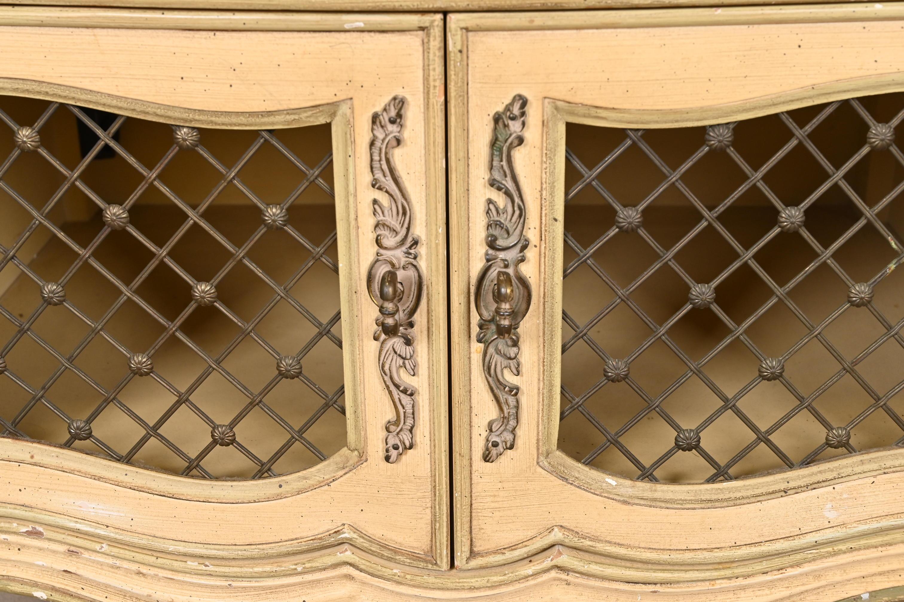 Henredon Cremefarbene lackierte Nachttische im französischen Louis-XV-Stil, Paar im Angebot 5