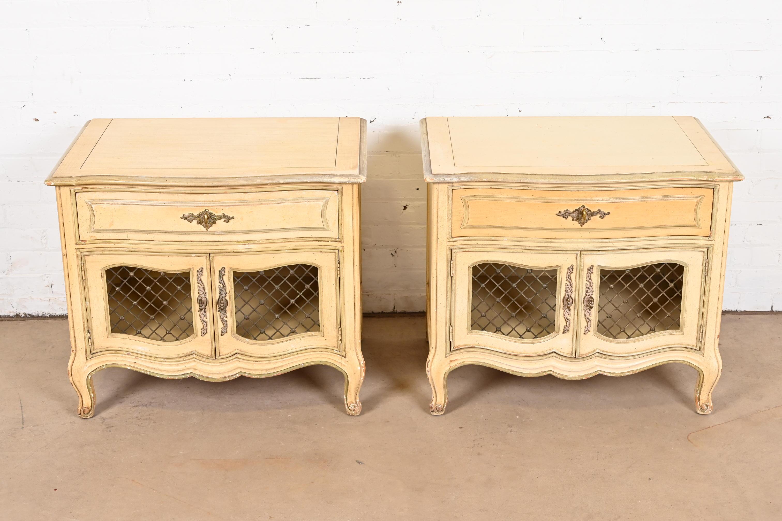 American Henredon French Provincial Louis XV Cream Lacquered Nightstands, Pair For Sale