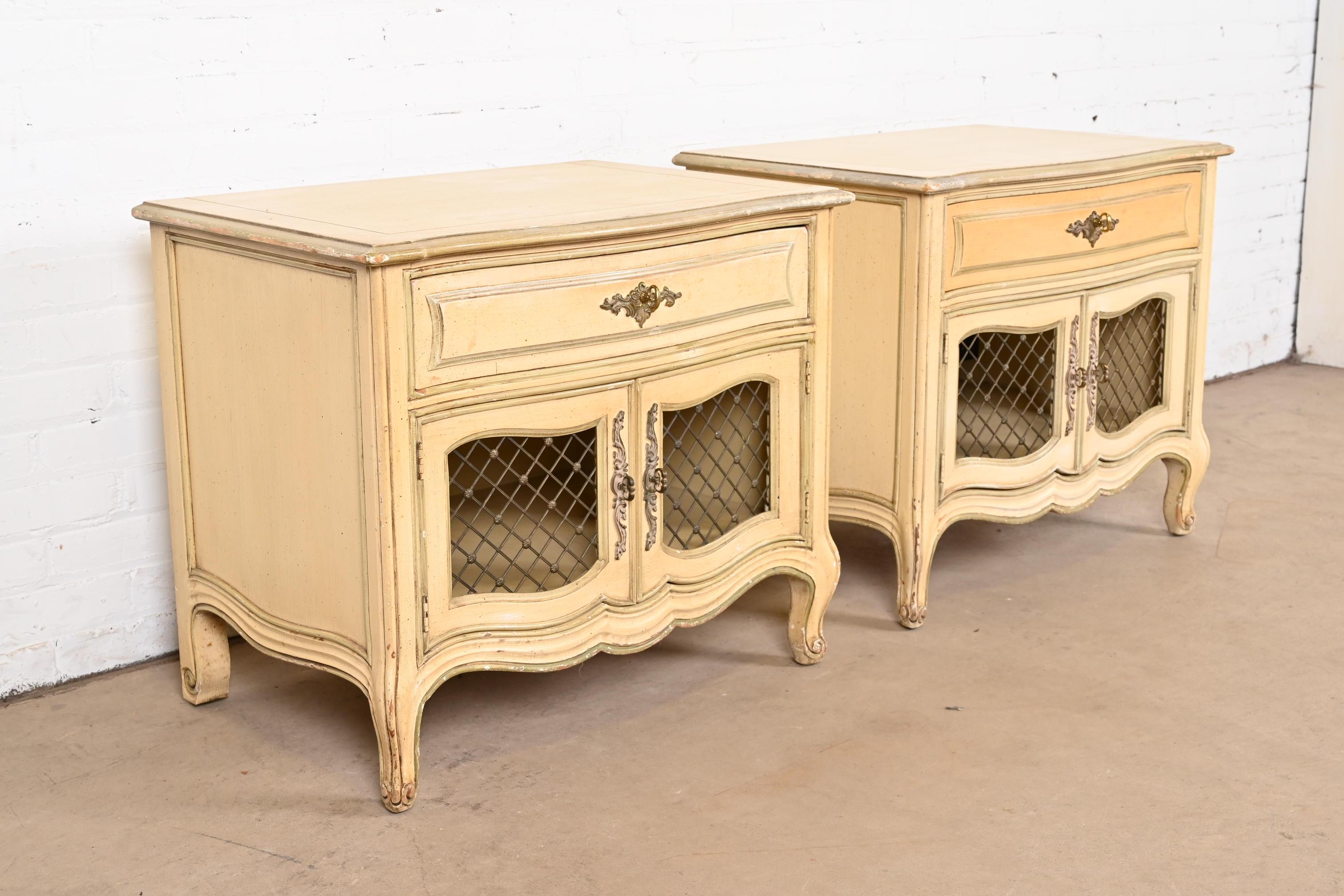 Henredon French Provincial Louis XV Cream Lacquered Nightstands, Pair In Good Condition For Sale In South Bend, IN