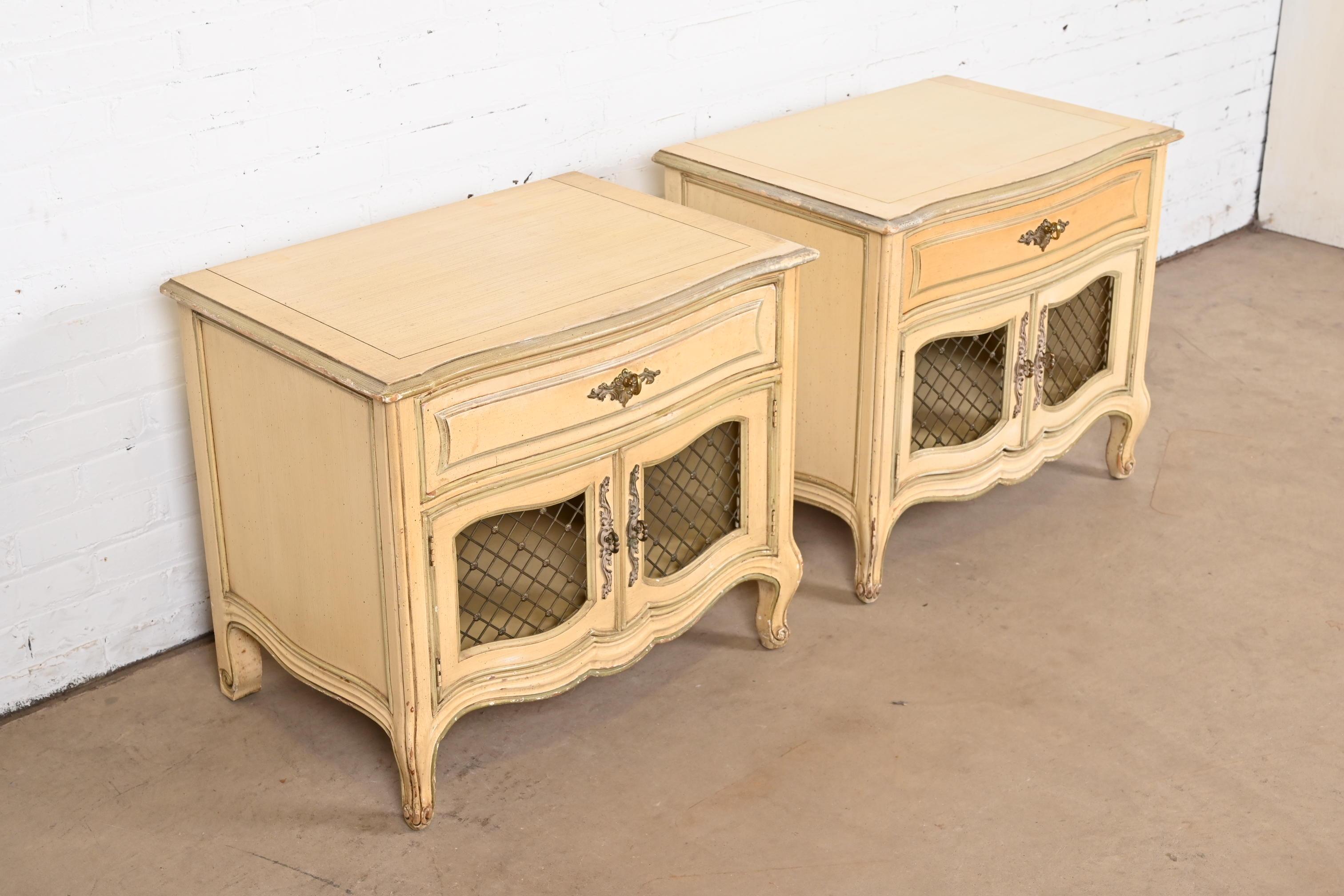 Mid-20th Century Henredon French Provincial Louis XV Cream Lacquered Nightstands, Pair For Sale