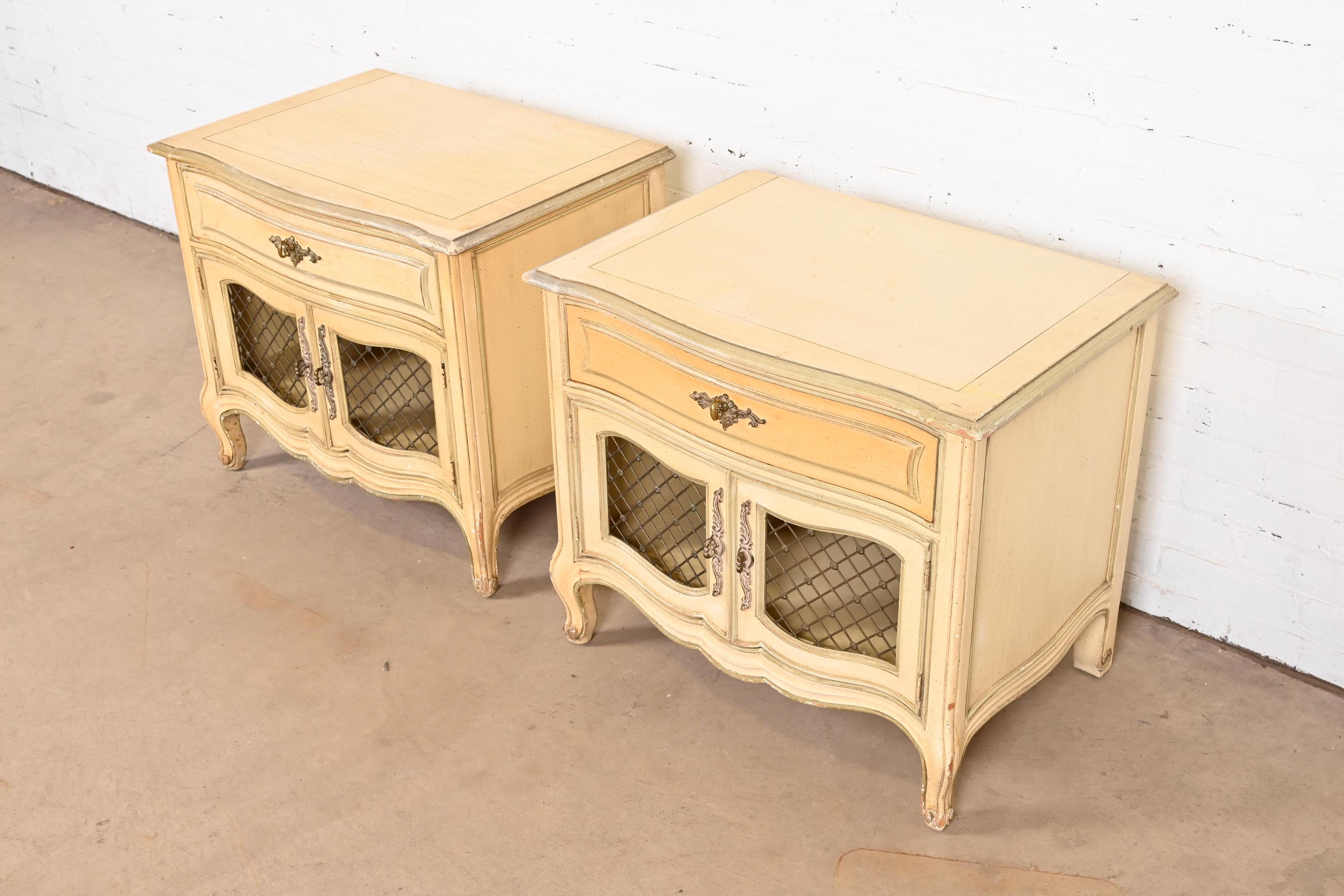 Brass Henredon French Provincial Louis XV Cream Lacquered Nightstands, Pair For Sale