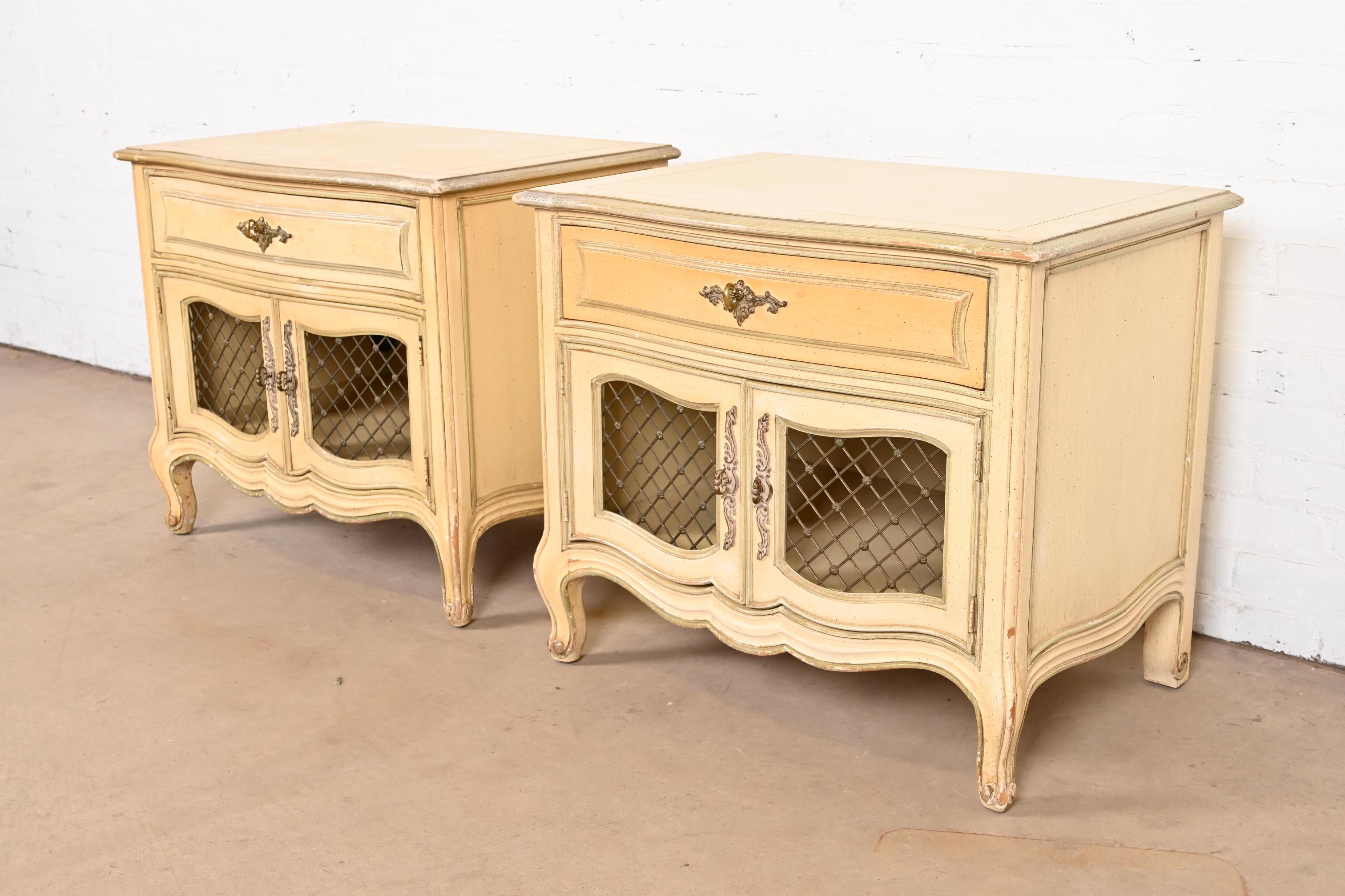 Henredon French Provincial Louis XV Cream Lacquered Nightstands, Pair For Sale 1