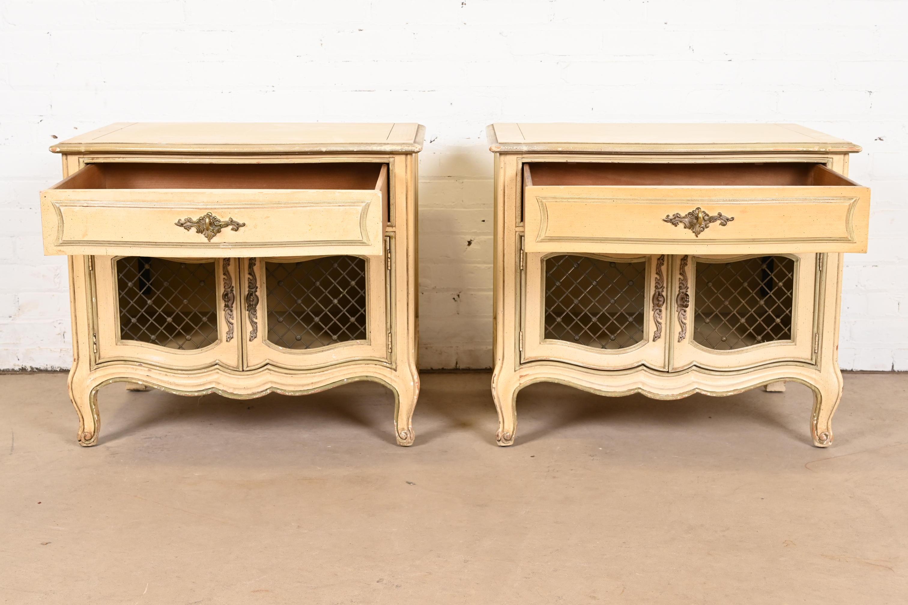 Henredon French Provincial Louis XV Cream Lacquered Nightstands, Pair For Sale 2