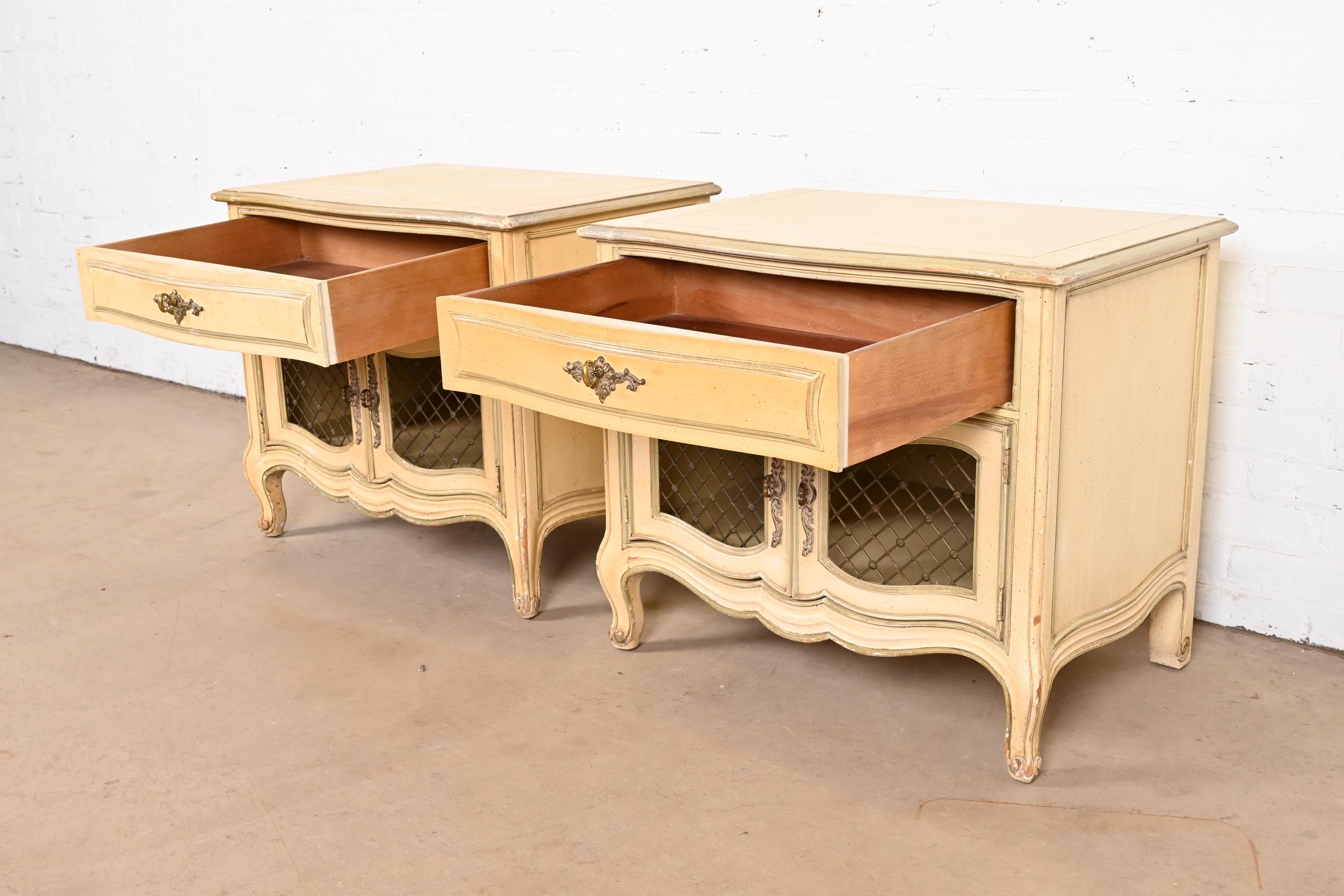Henredon French Provincial Louis XV Cream Lacquered Nightstands, Pair For Sale 3