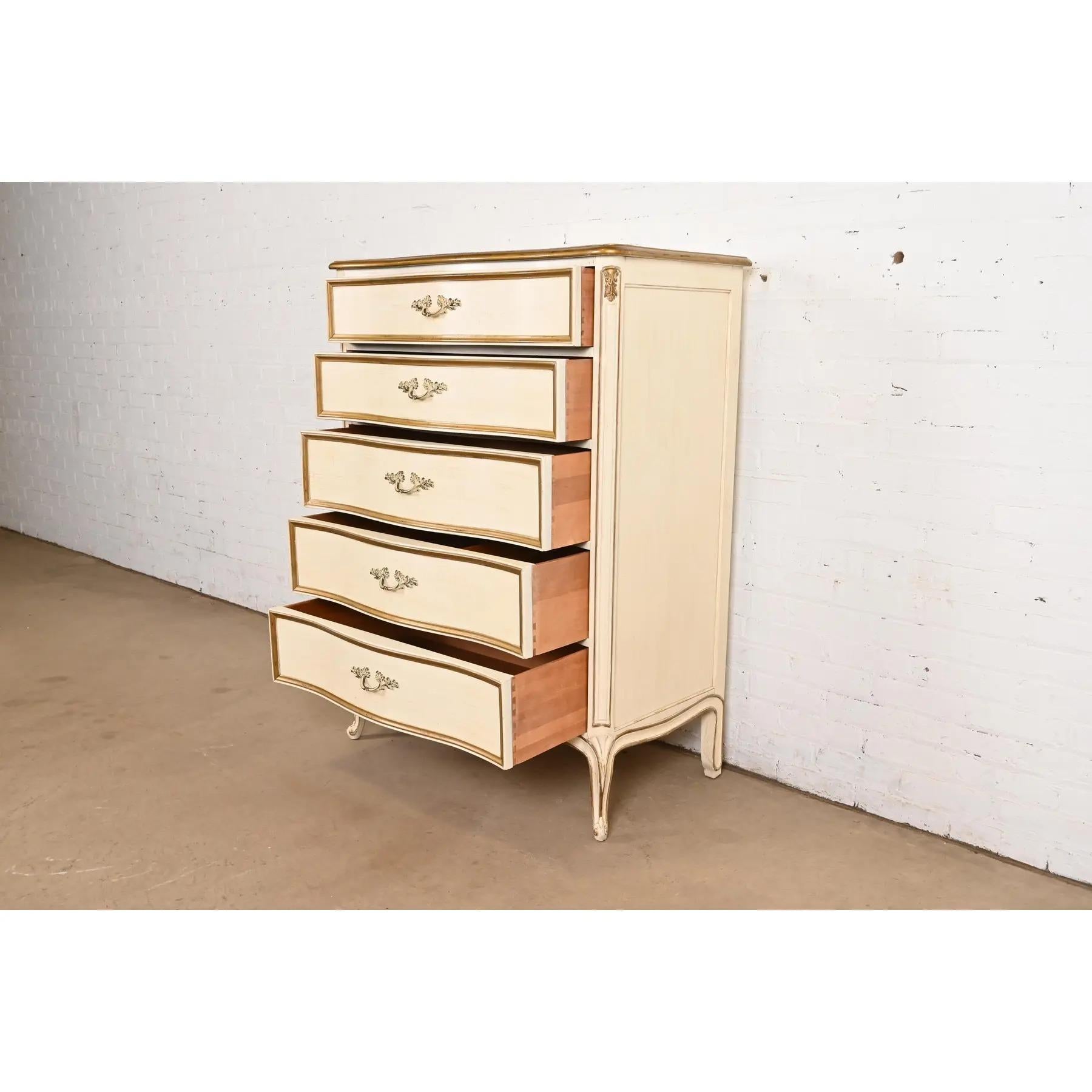 Laiton Henredon French Provincial Louis XV Cream Lacquered Parcel Gilt Highboy Dresser en vente