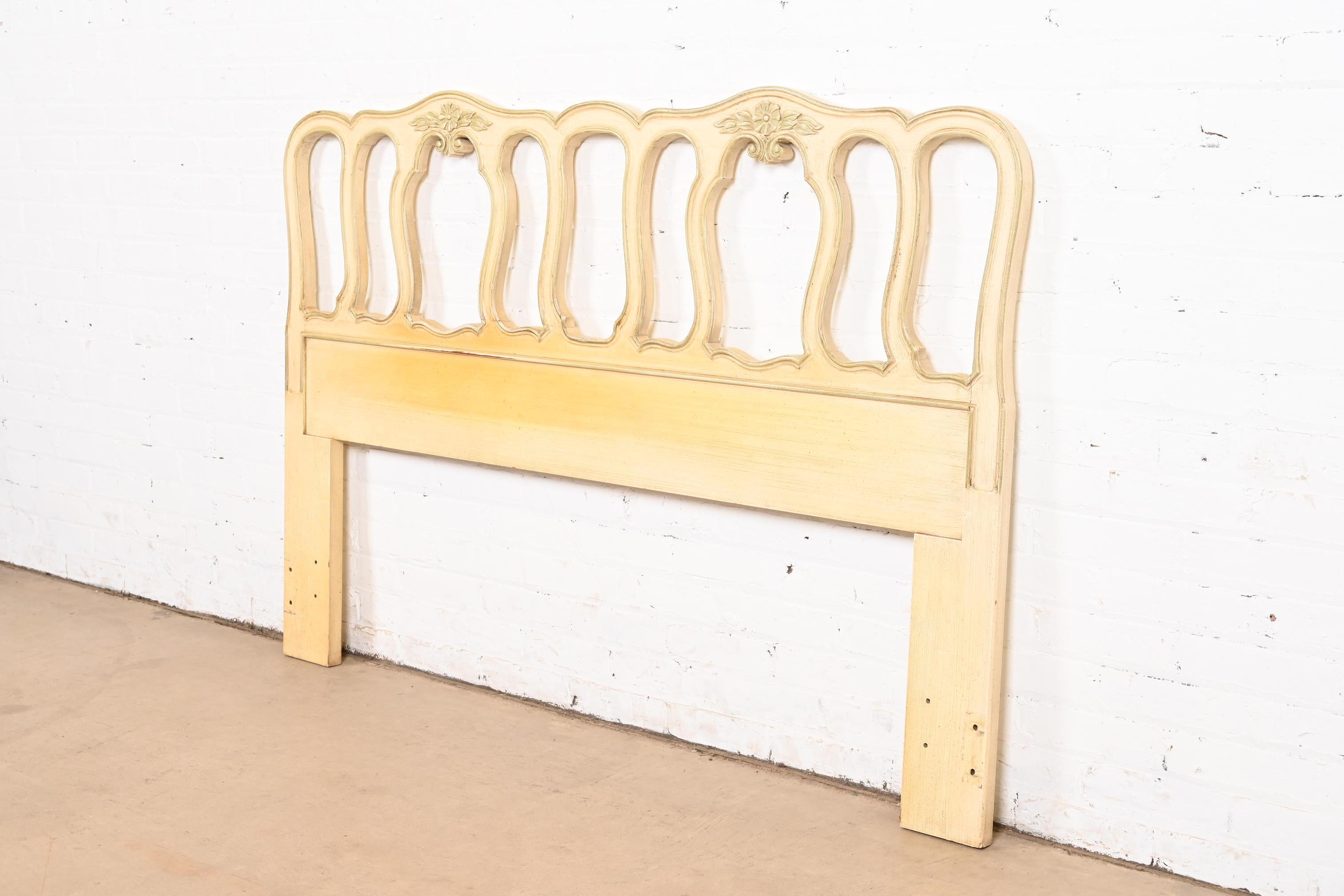 Américain Tête de lit Queen Size de style Louis XV provincial français Henredon laqué crème en vente