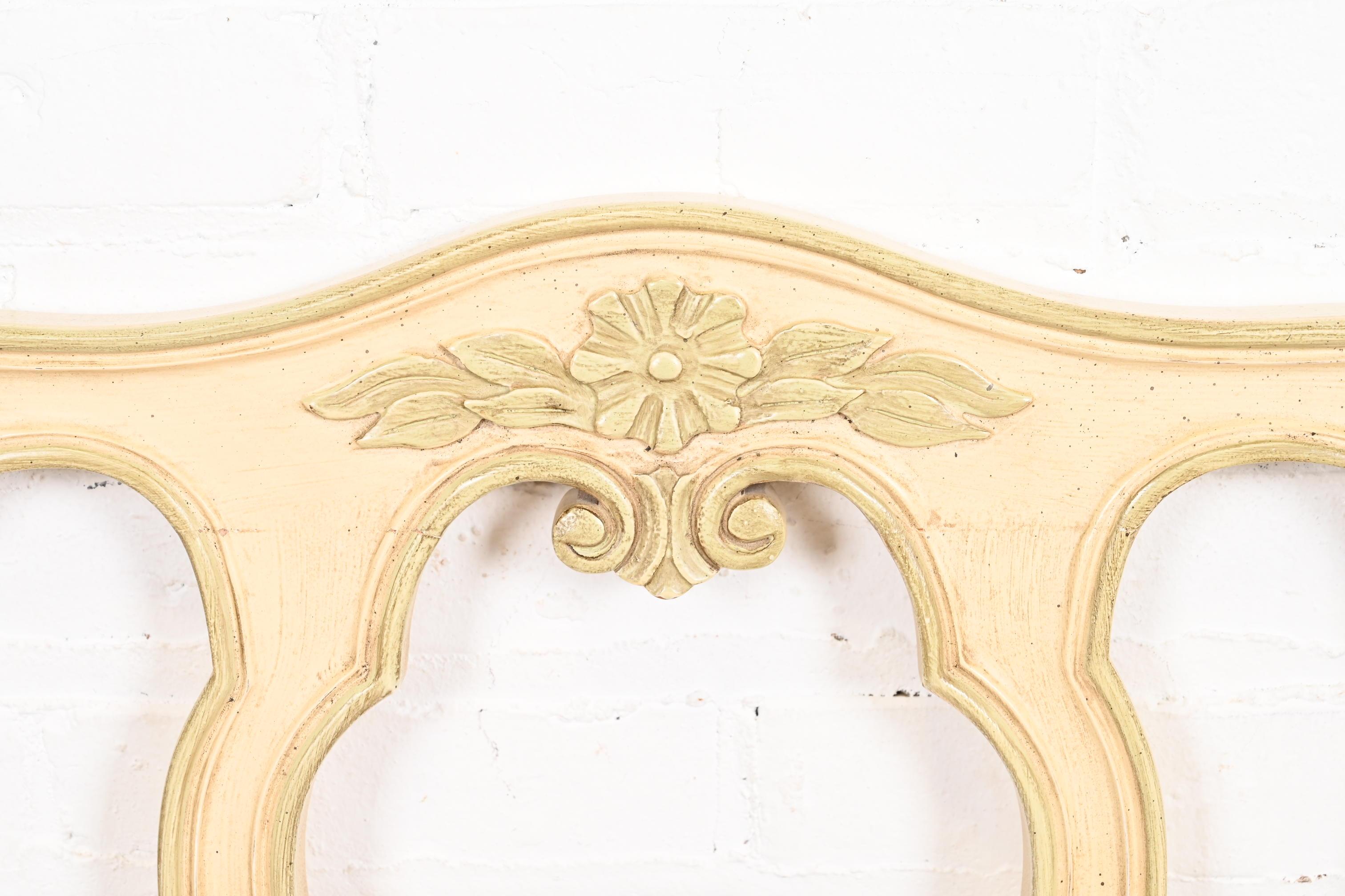Milieu du XXe siècle Tête de lit Queen Size de style Louis XV provincial français Henredon laqué crème en vente