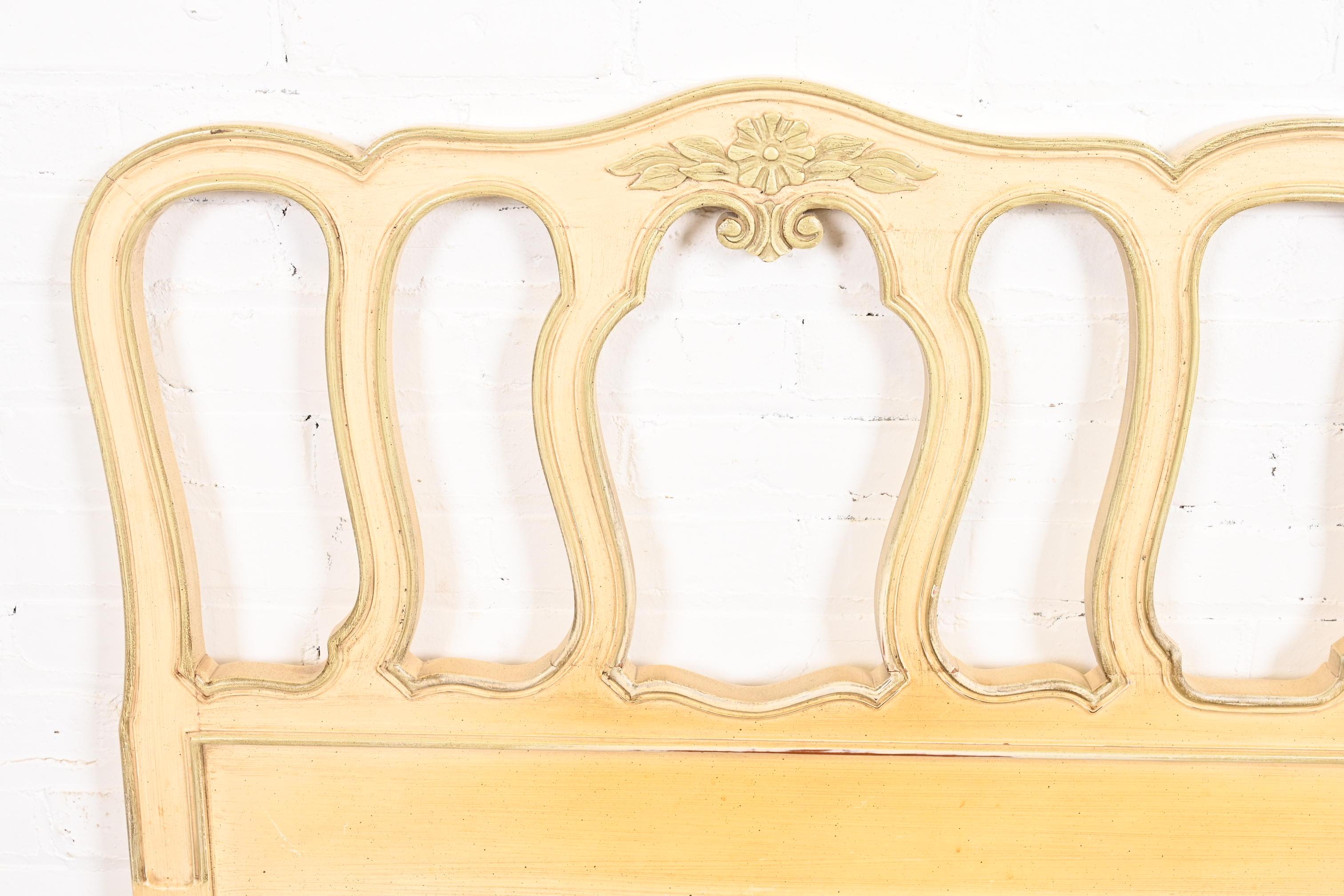 Noyer Tête de lit Queen Size de style Louis XV provincial français Henredon laqué crème en vente