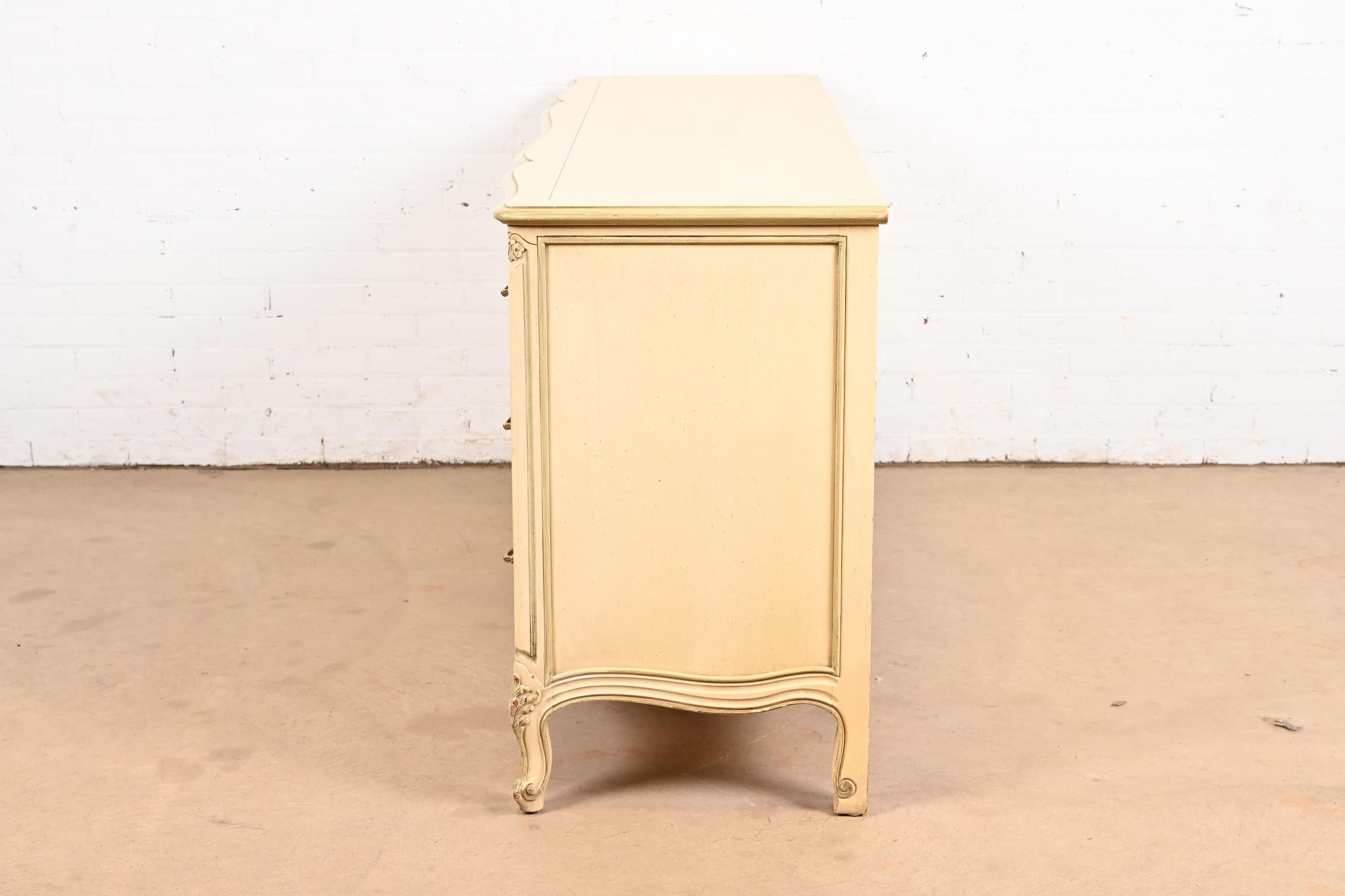 Henredon Französische Provence Louis XV Creme lackierte dreifache Kommode, ca. 1960er Jahre im Angebot 4