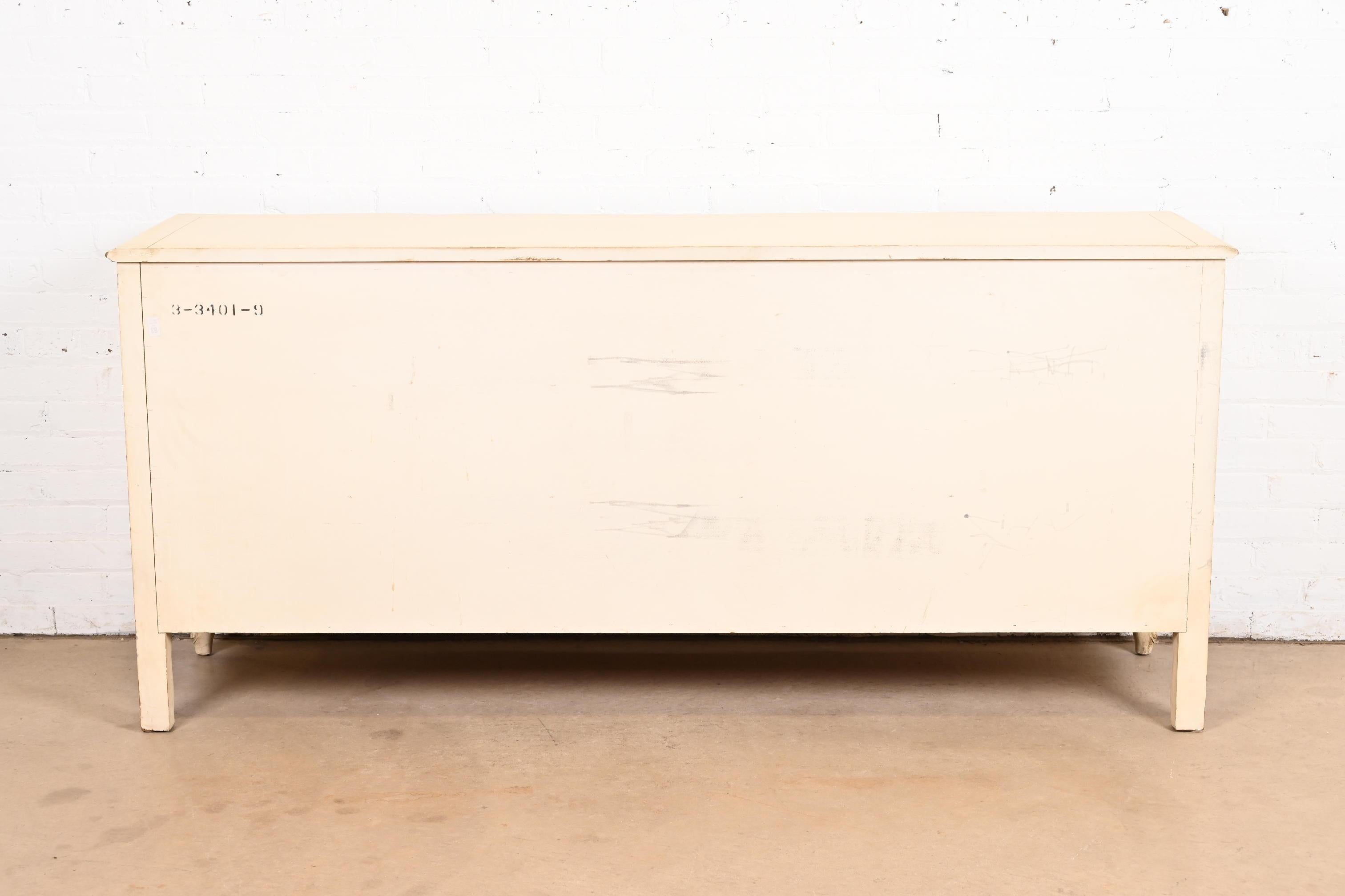 Henredon Französische Provence Louis XV Creme lackierte dreifache Kommode, ca. 1960er Jahre im Angebot 5