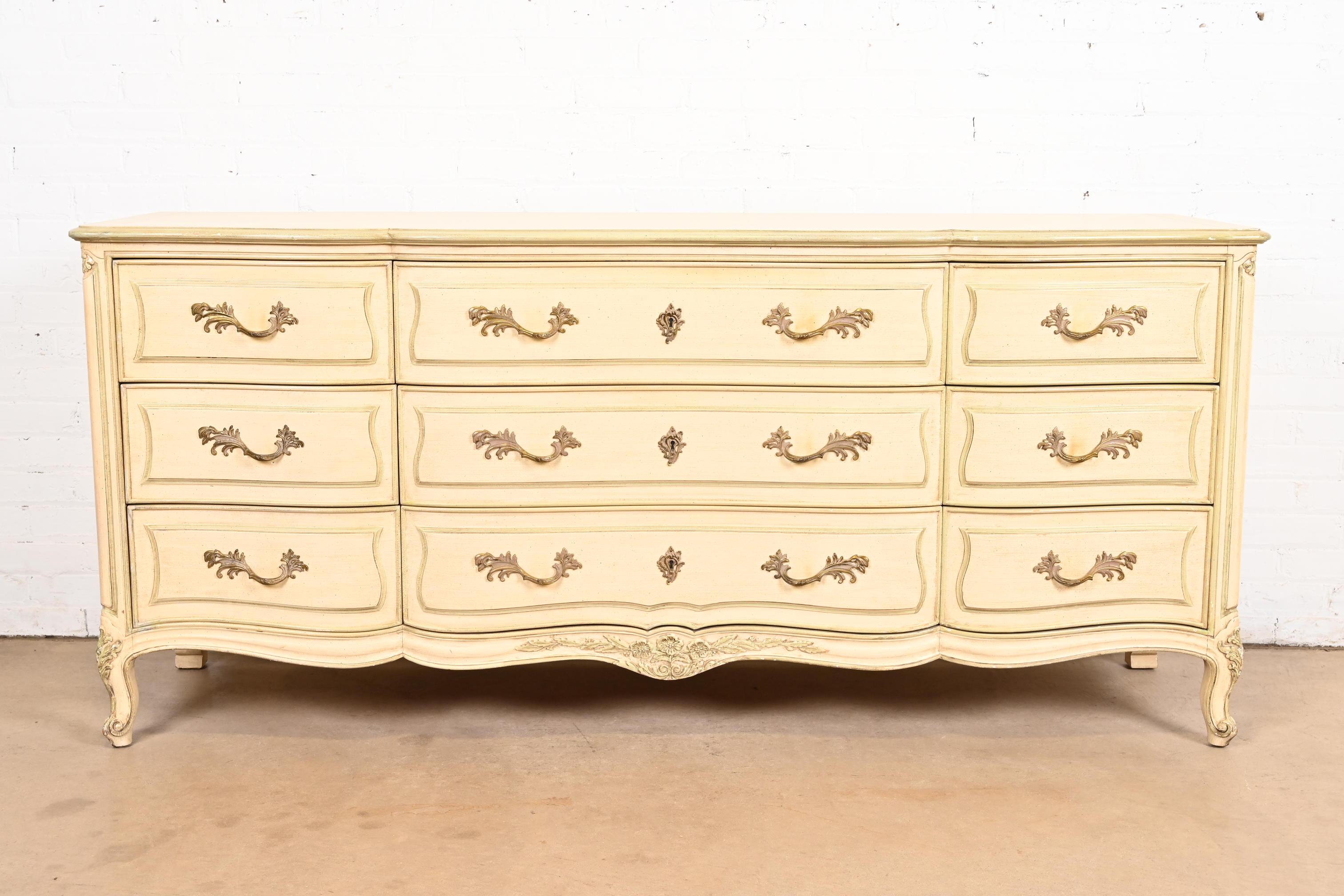 Eine prächtige französische Kommode im Louis XV-Stil mit drei Schubladen

Von Henredon

USA, ca. 1960er Jahre

Geschnitztes, cremefarben lackiertes Nussbaumholz, mit olivgrüner Zierleiste und originalen Messingbeschlägen.

Maße: 73,75 