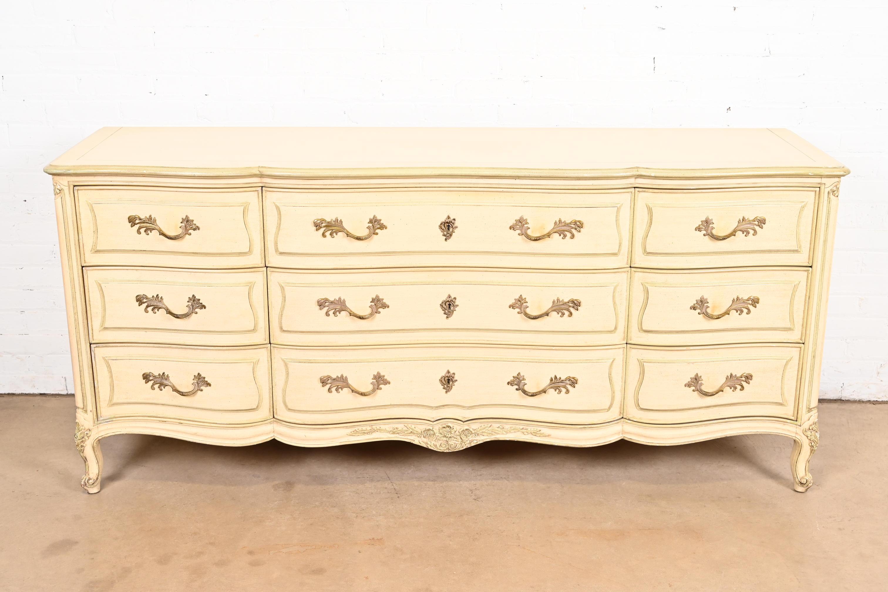 Henredon Französische Provence Louis XV Creme lackierte dreifache Kommode, ca. 1960er Jahre (amerikanisch) im Angebot