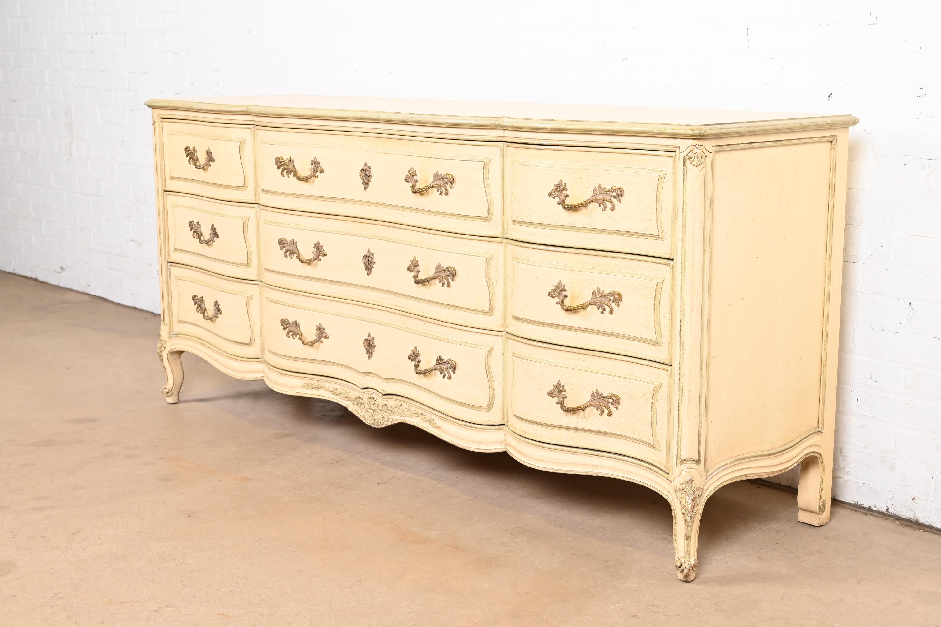 Henredon Französische Provence Louis XV Creme lackierte dreifache Kommode, ca. 1960er Jahre im Zustand „Gut“ im Angebot in South Bend, IN