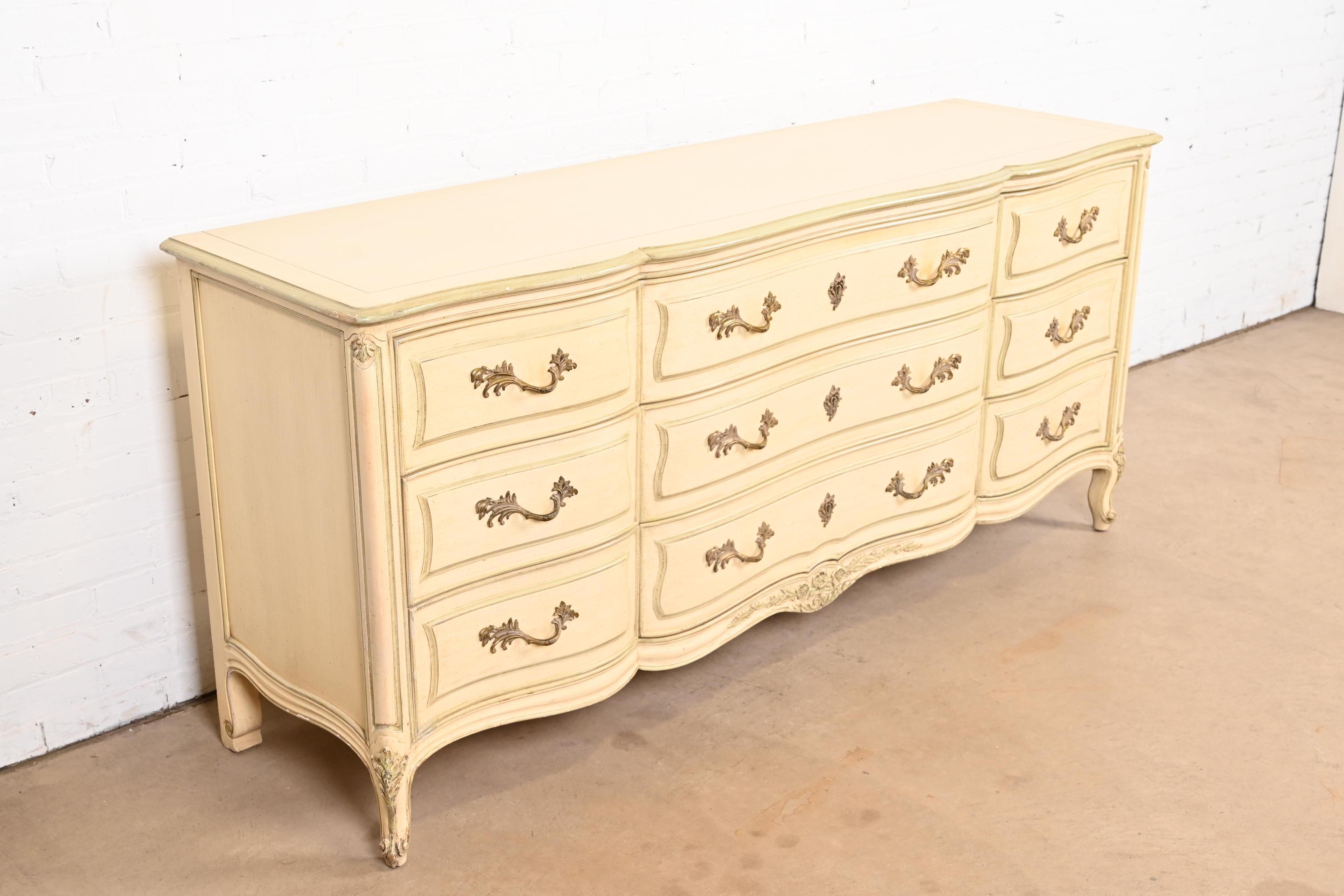 Henredon Französische Provence Louis XV Creme lackierte dreifache Kommode, ca. 1960er Jahre (Mitte des 20. Jahrhunderts) im Angebot