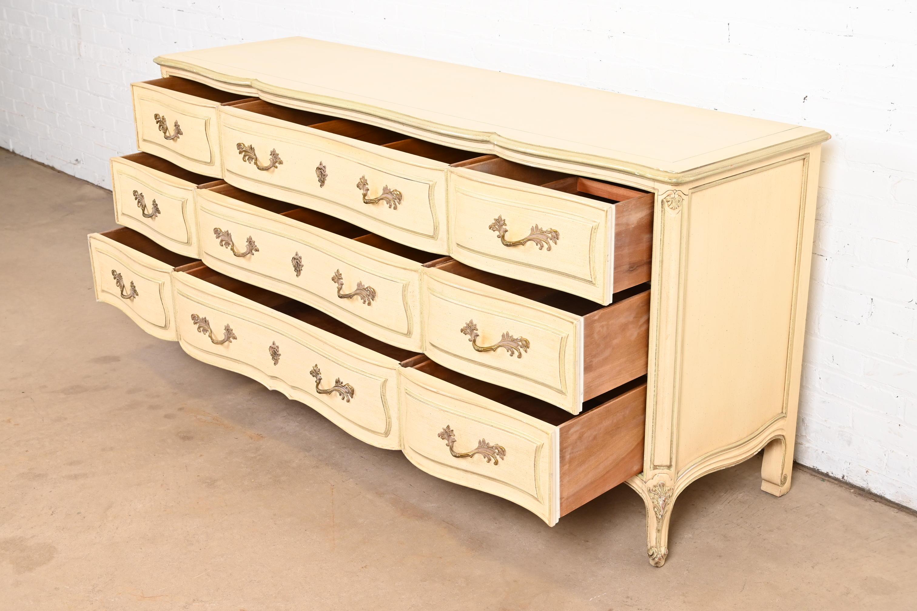 Henredon Französische Provence Louis XV Creme lackierte dreifache Kommode, ca. 1960er Jahre im Angebot 1
