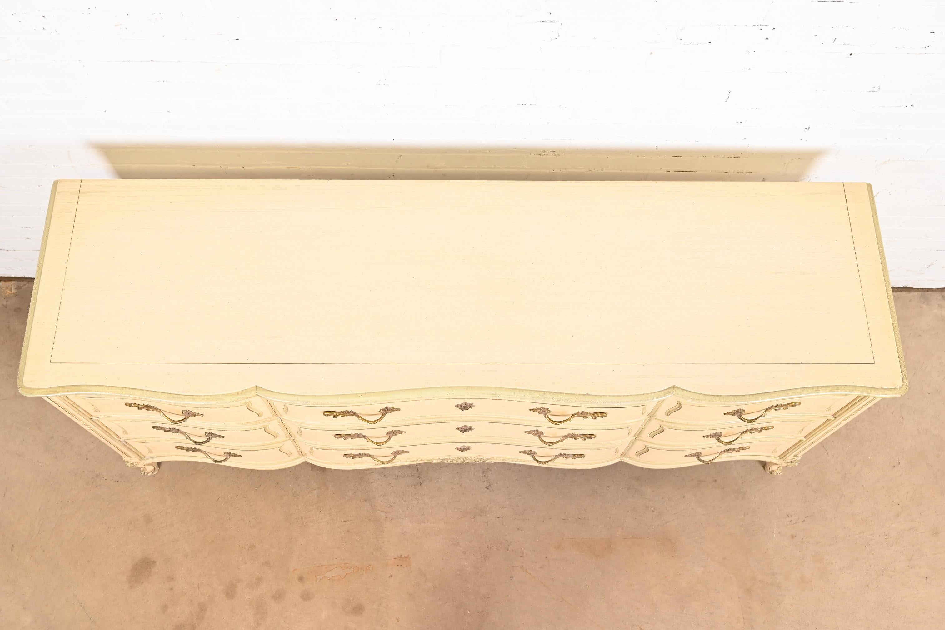 Henredon Französische Provence Louis XV Creme lackierte dreifache Kommode, ca. 1960er Jahre im Angebot 3