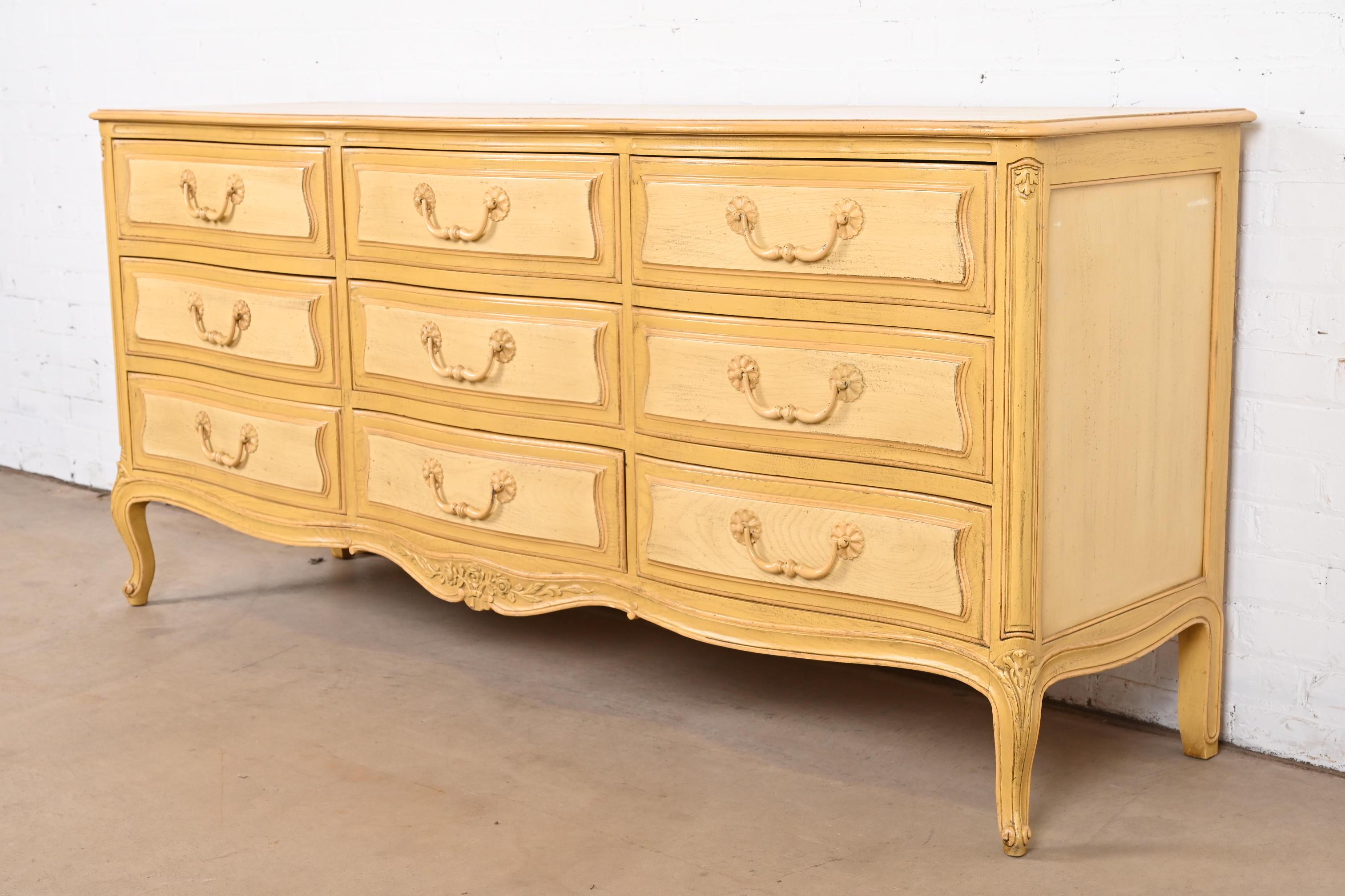 Henredon French Provincial Louis XV Painted Dresser or Credenza, Circa 1960s In Good Condition For Sale In South Bend, IN
