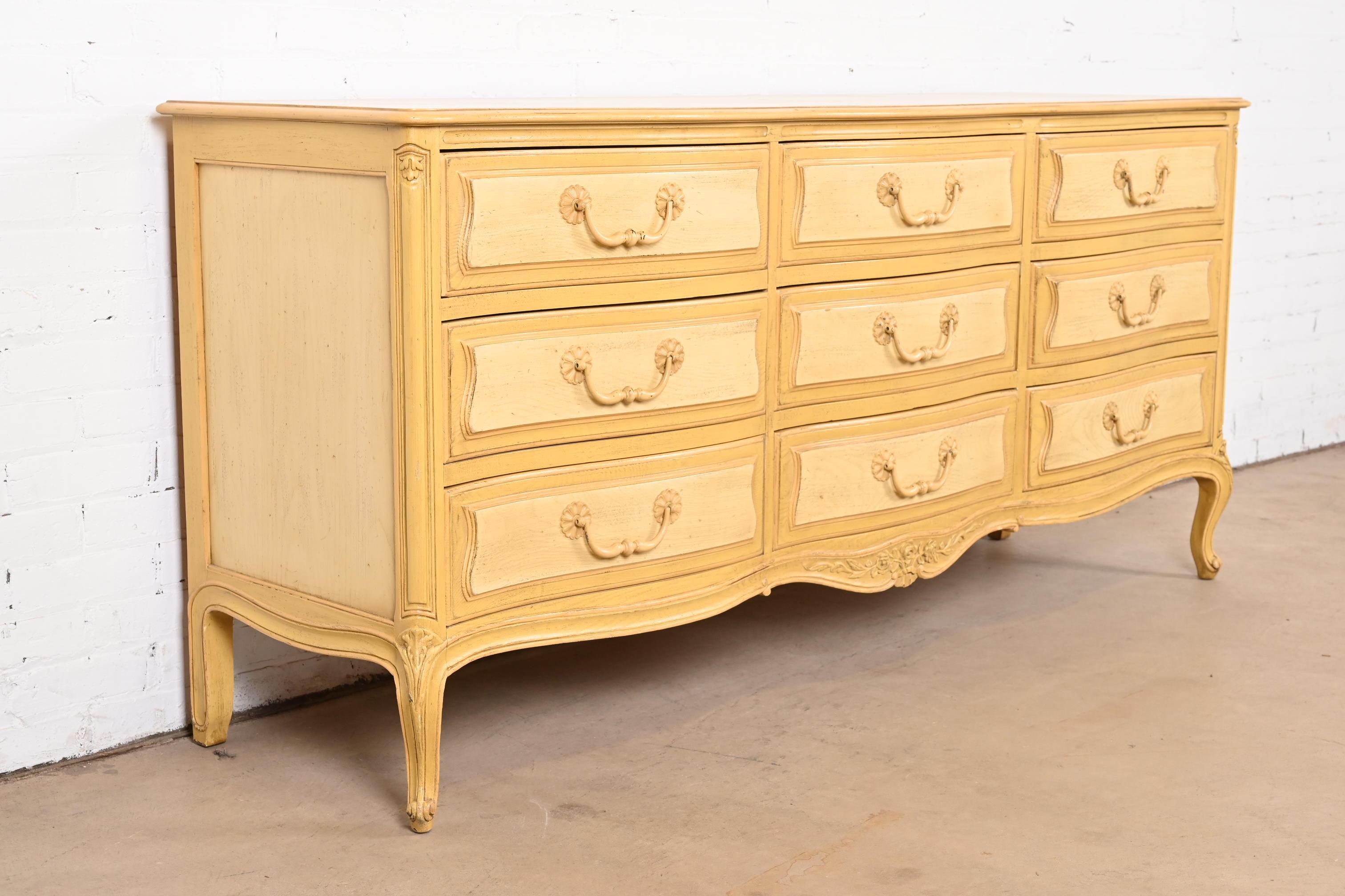 Henredon French Provincial Louis XV Painted Dresser or Credenza, Circa 1960s For Sale 1