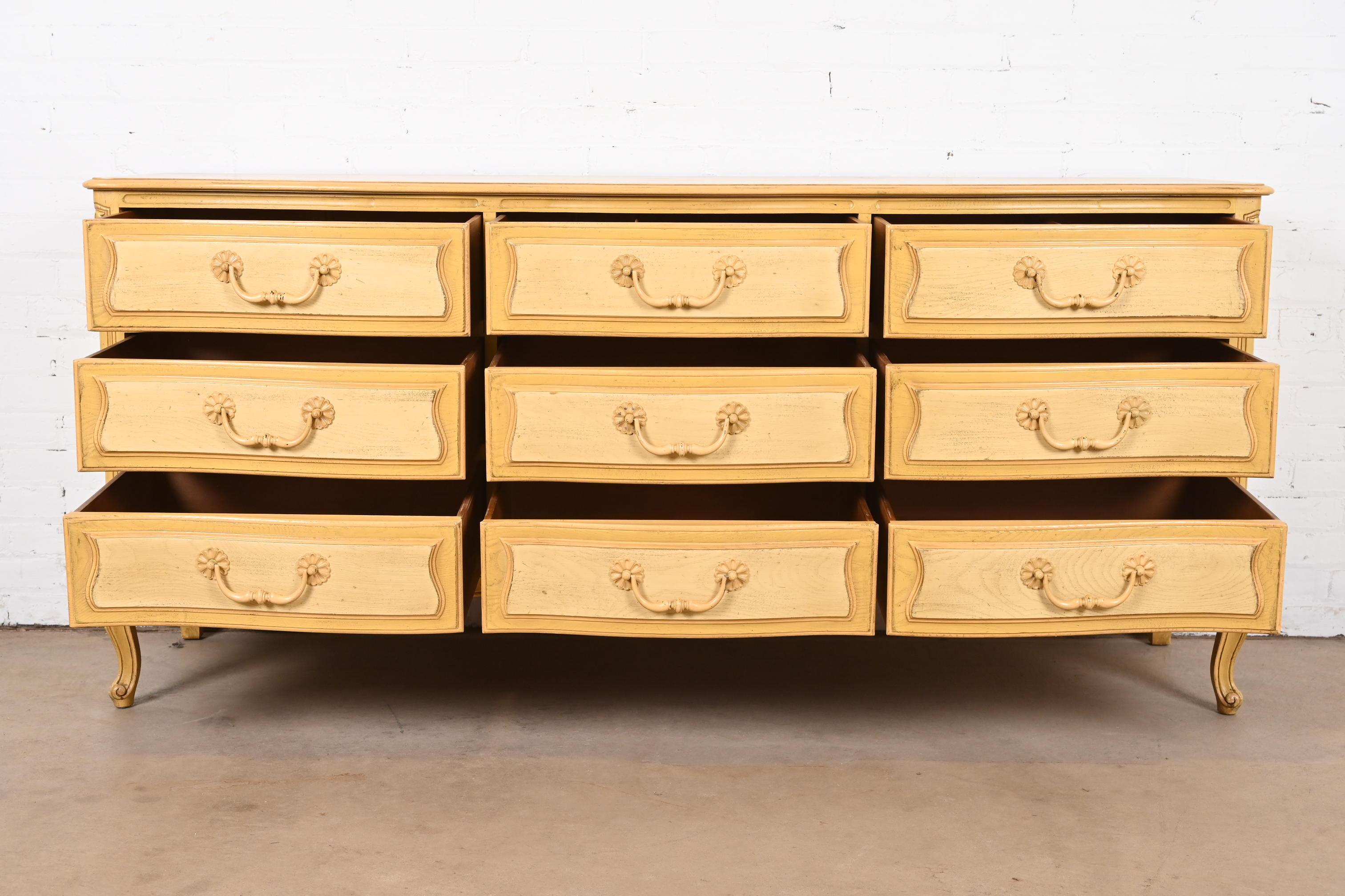 Mid-20th Century Henredon French Provincial Louis XV Painted Dresser or Credenza, Circa 1960s For Sale