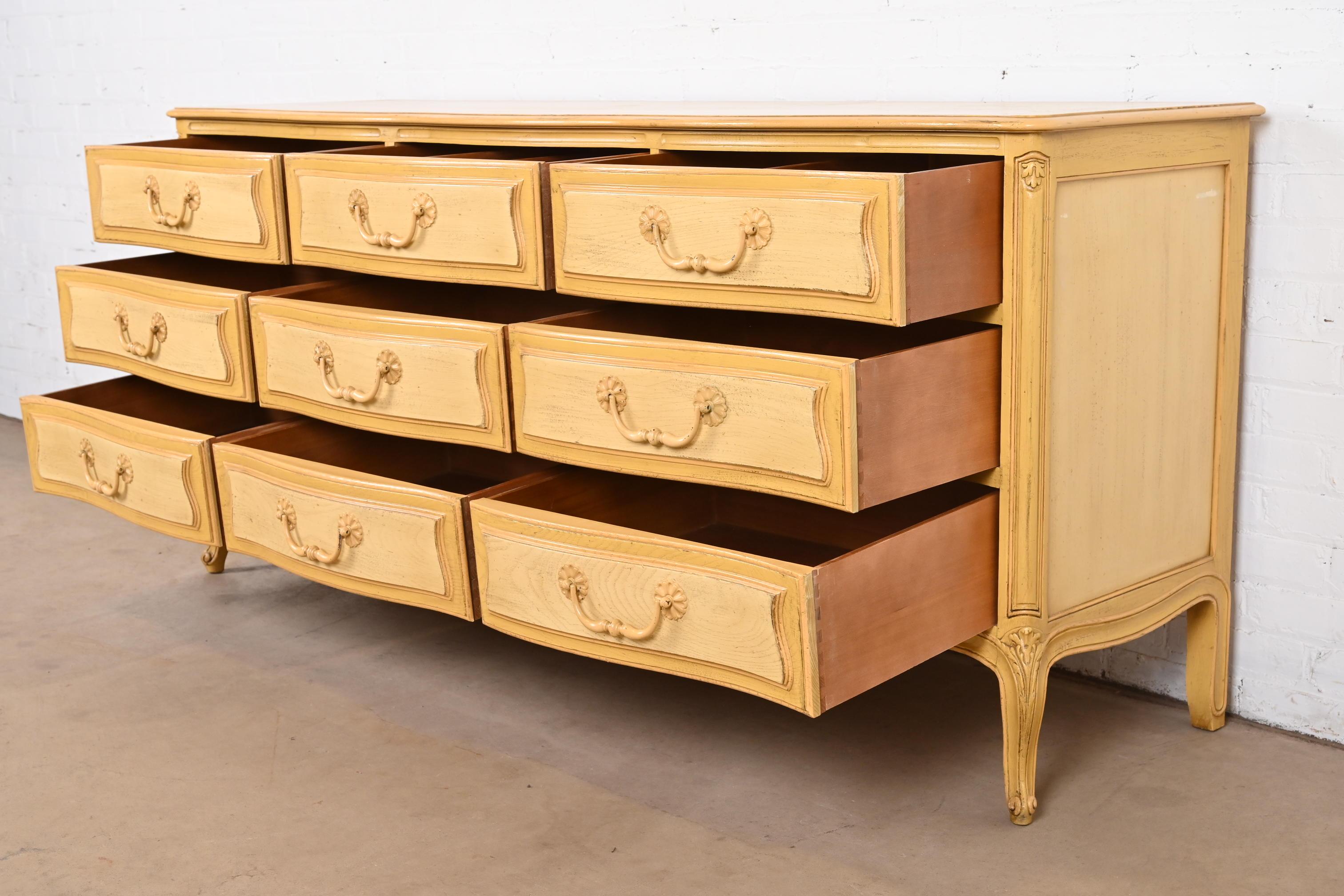 Henredon French Provincial Louis XV Painted Dresser or Credenza, Circa 1960s For Sale 3