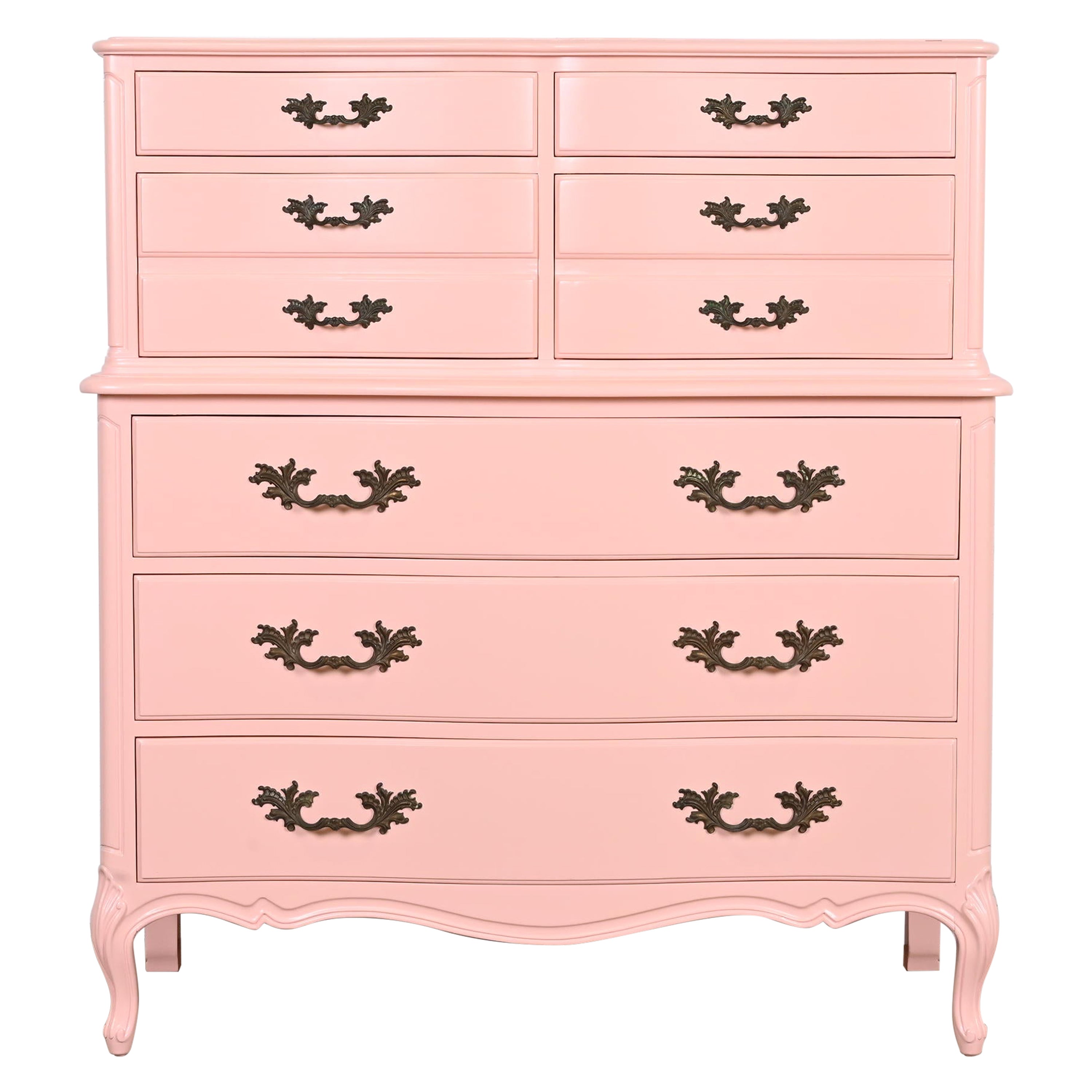 Commode haute laquée rose Louis XV de style provincial français Henredon, revernie